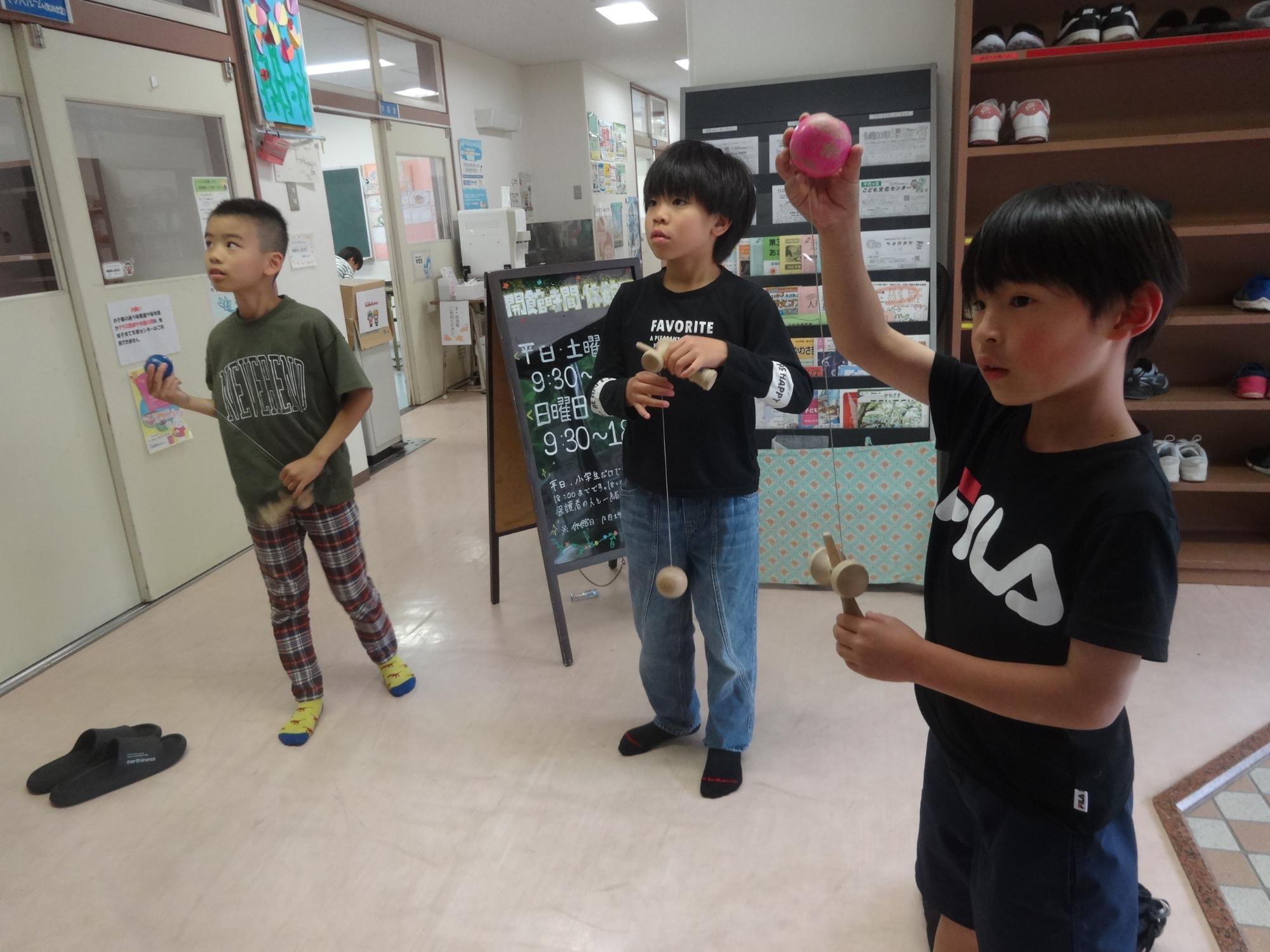 検定の順番を待ちながら練習をする3人の小学生