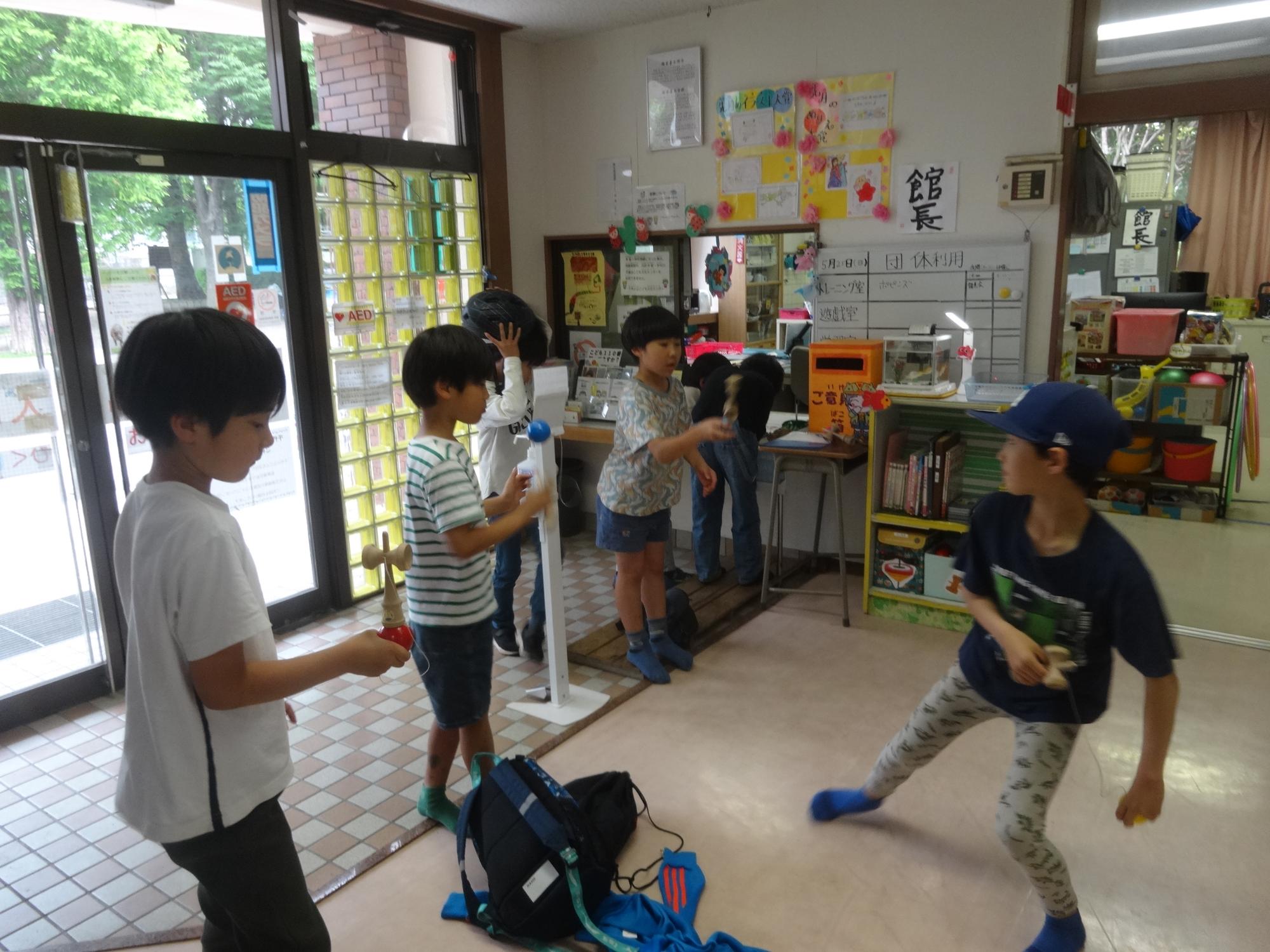 けん玉の練習をする小学生たち