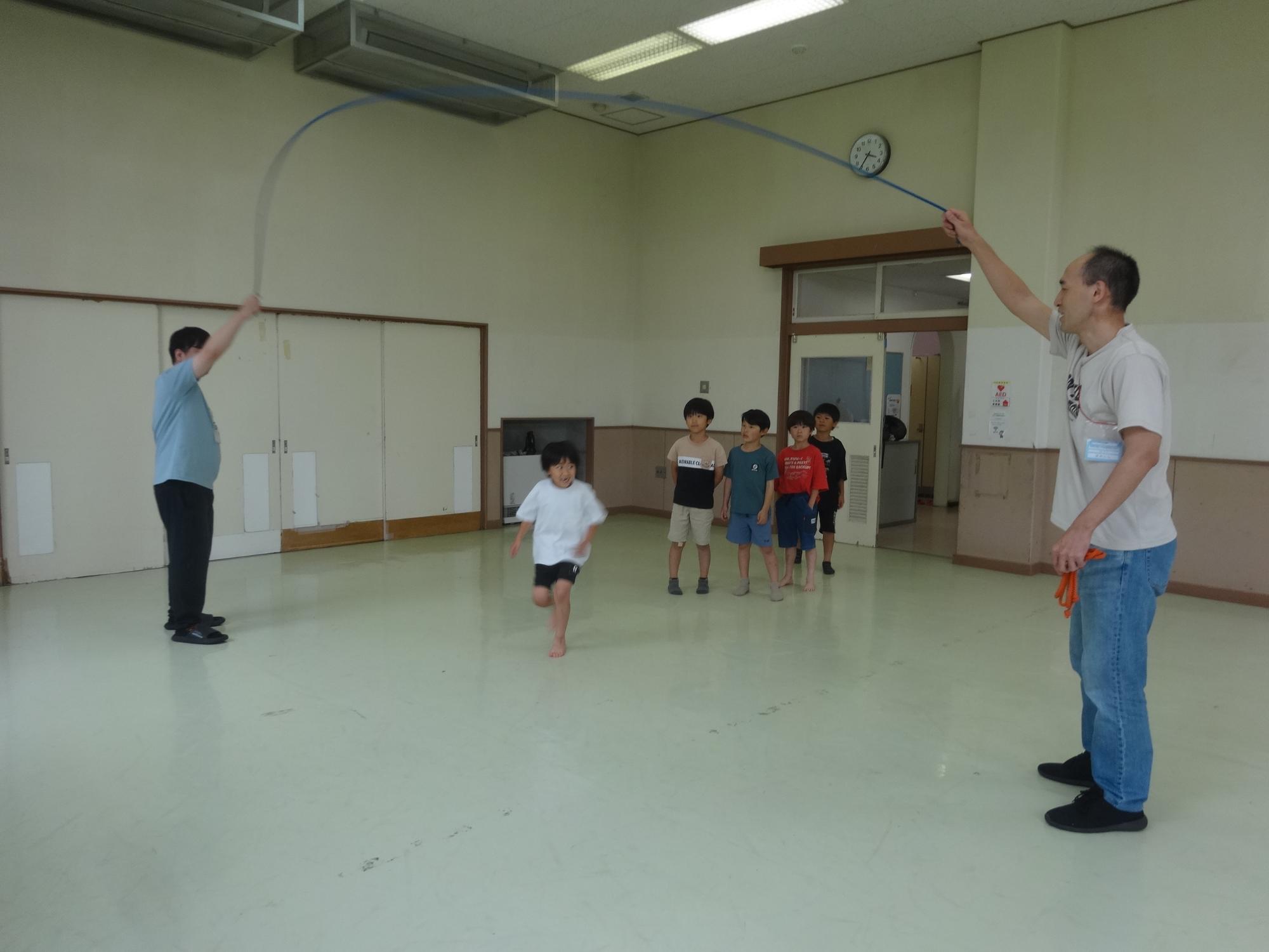 大なわとびを飛ぶ小学生