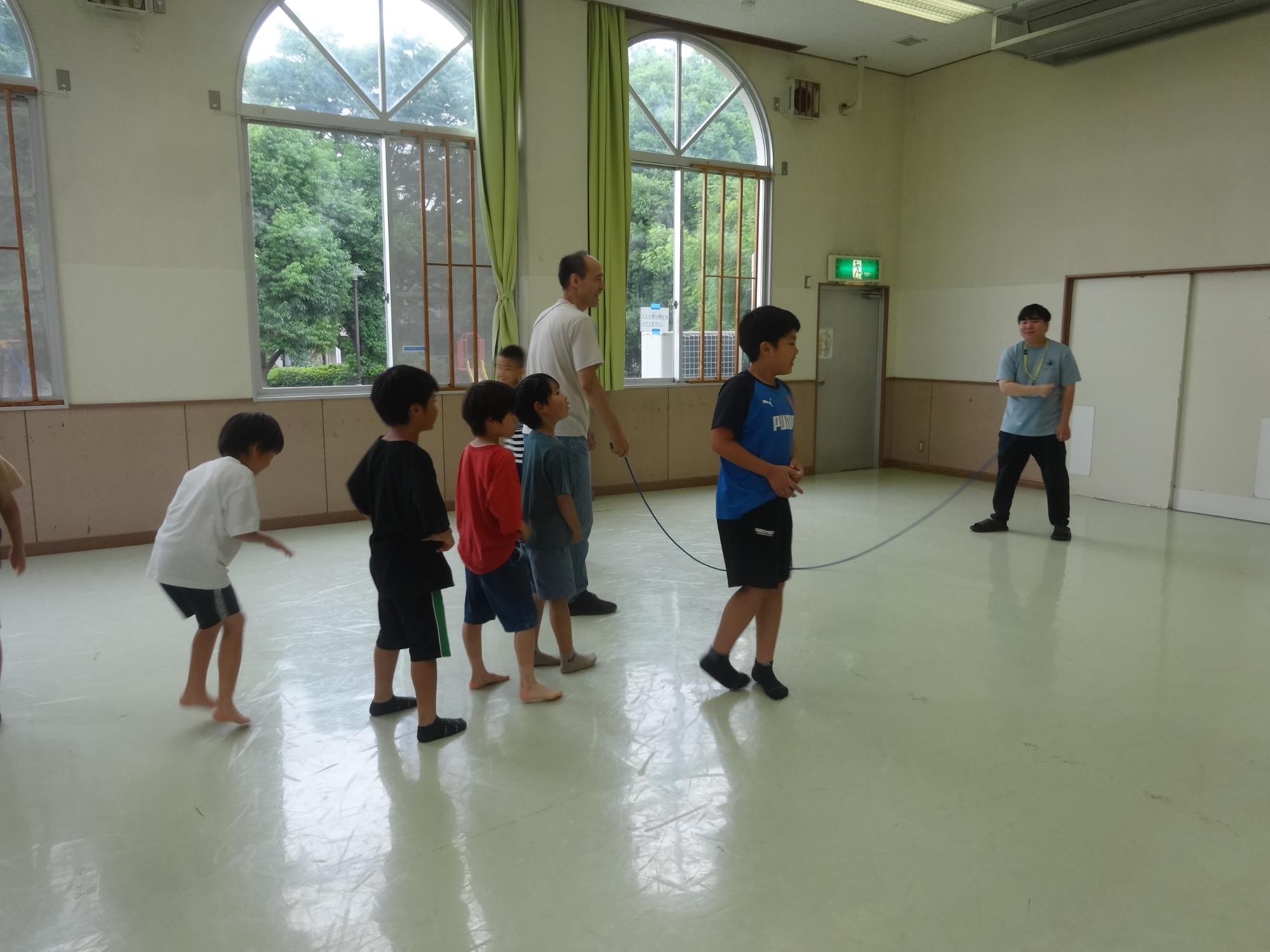八の字飛びをする小学生