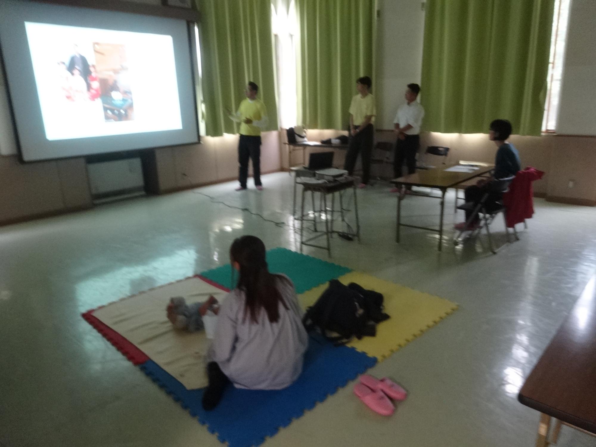 講習を受ける幼児親子の写真