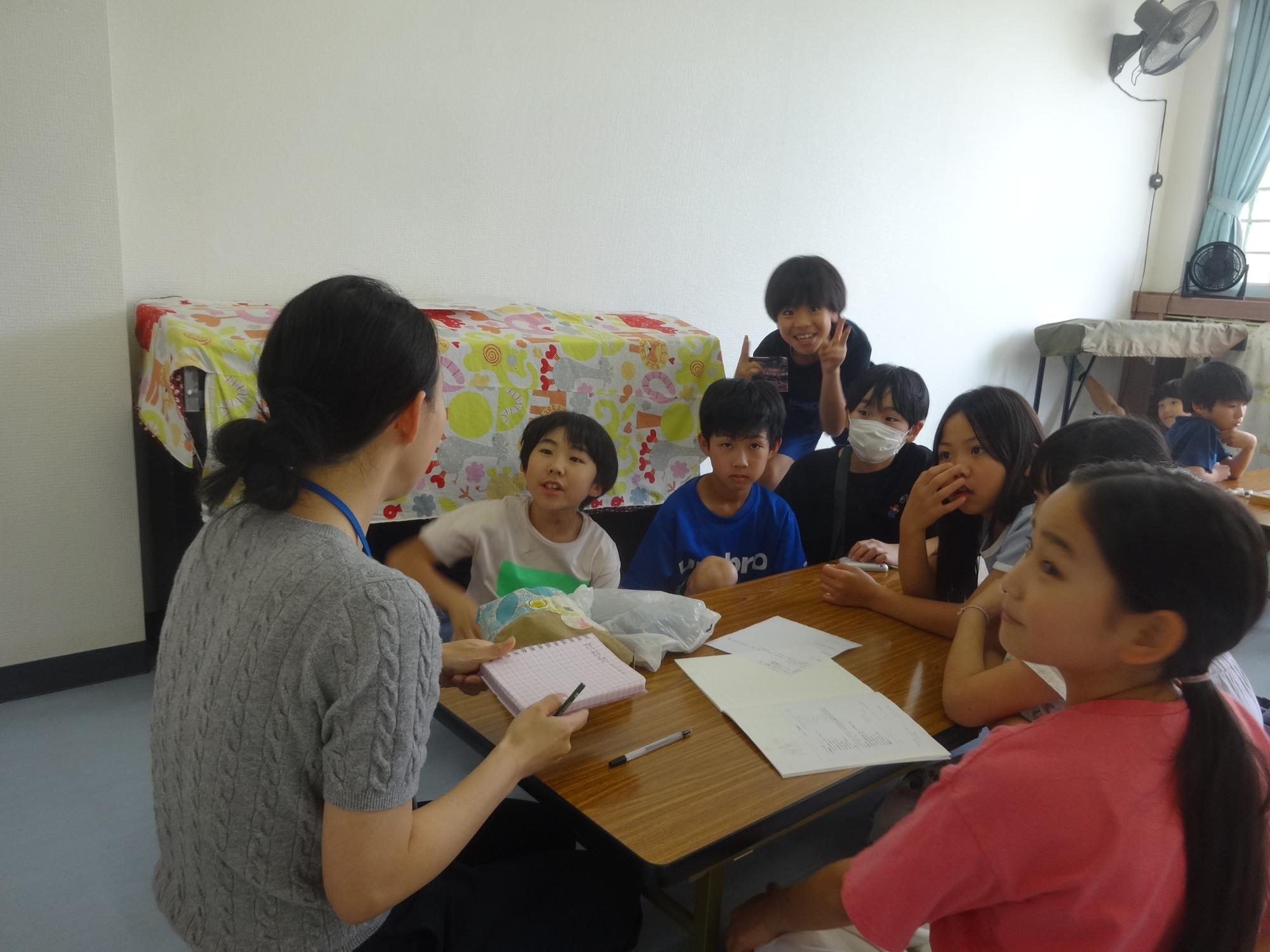 子ども運営会議にて話し合いを行っている子どもたちの写真
