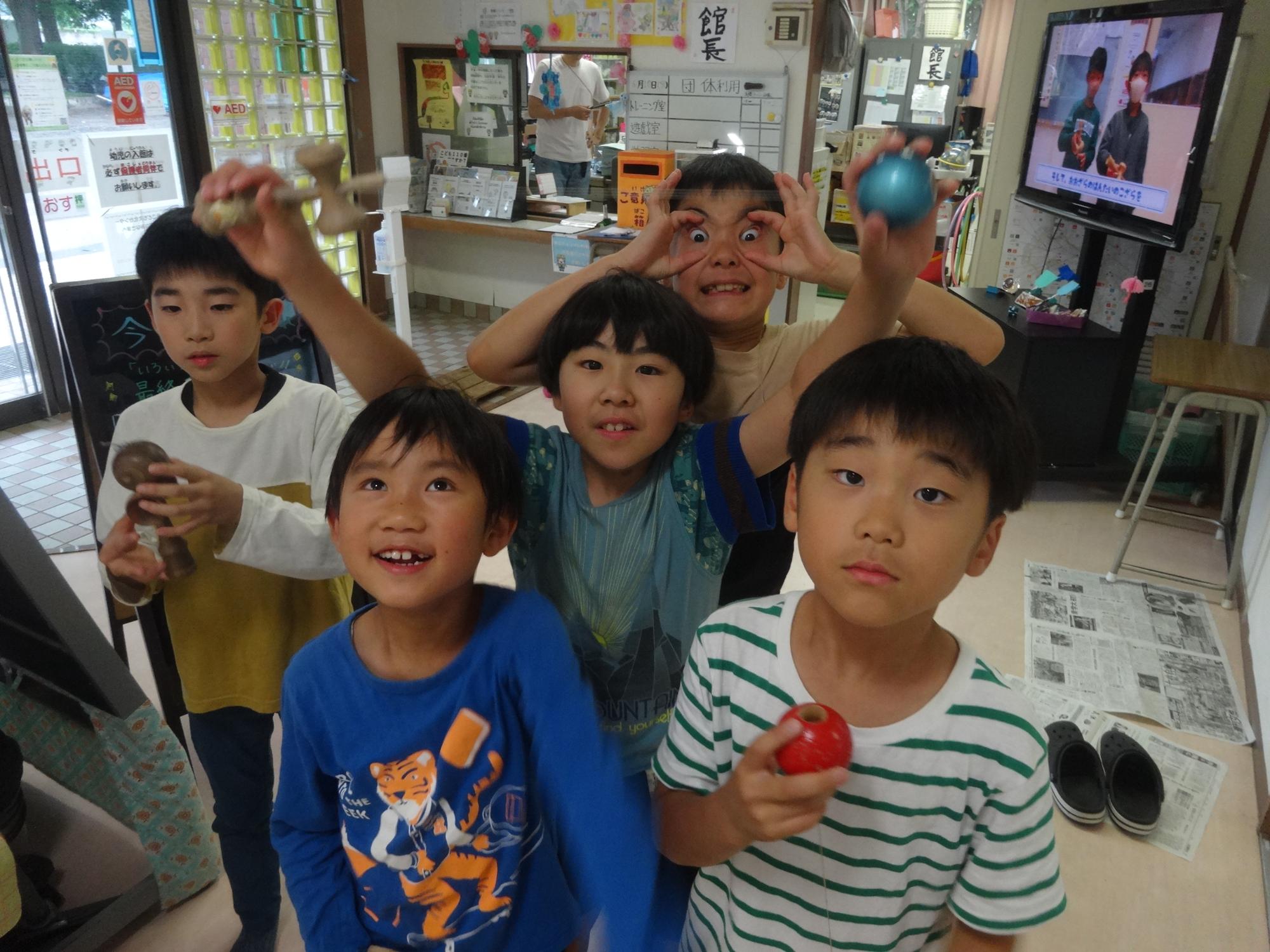 けん玉検定を受ける順番を待つ小学生たちの写真