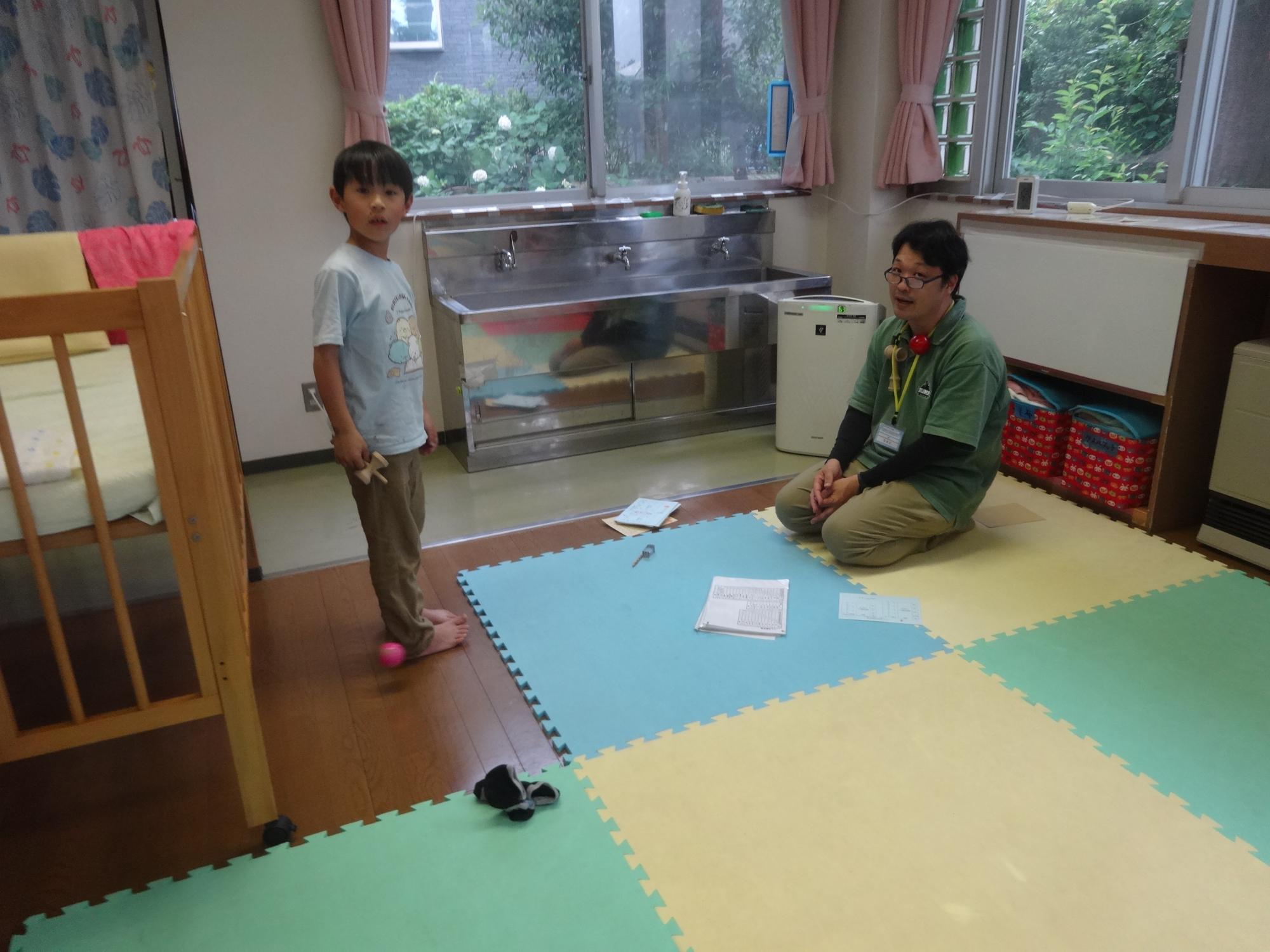 難しい技に挑戦しようとしている小学生の写真