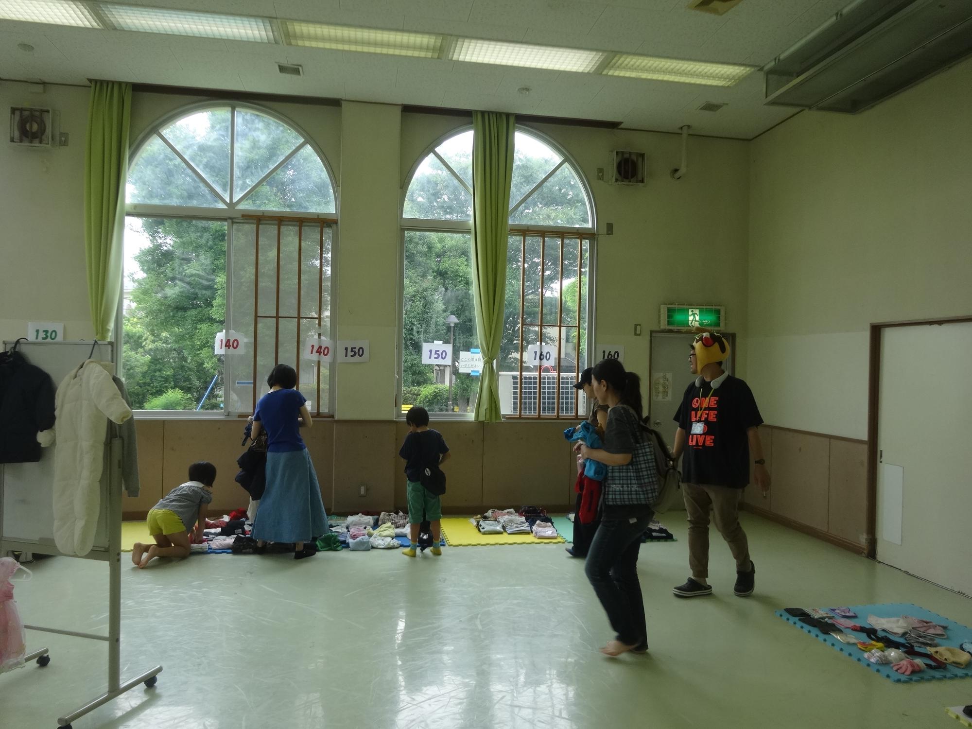 衣類を選ぶ親子や子ど衣類を