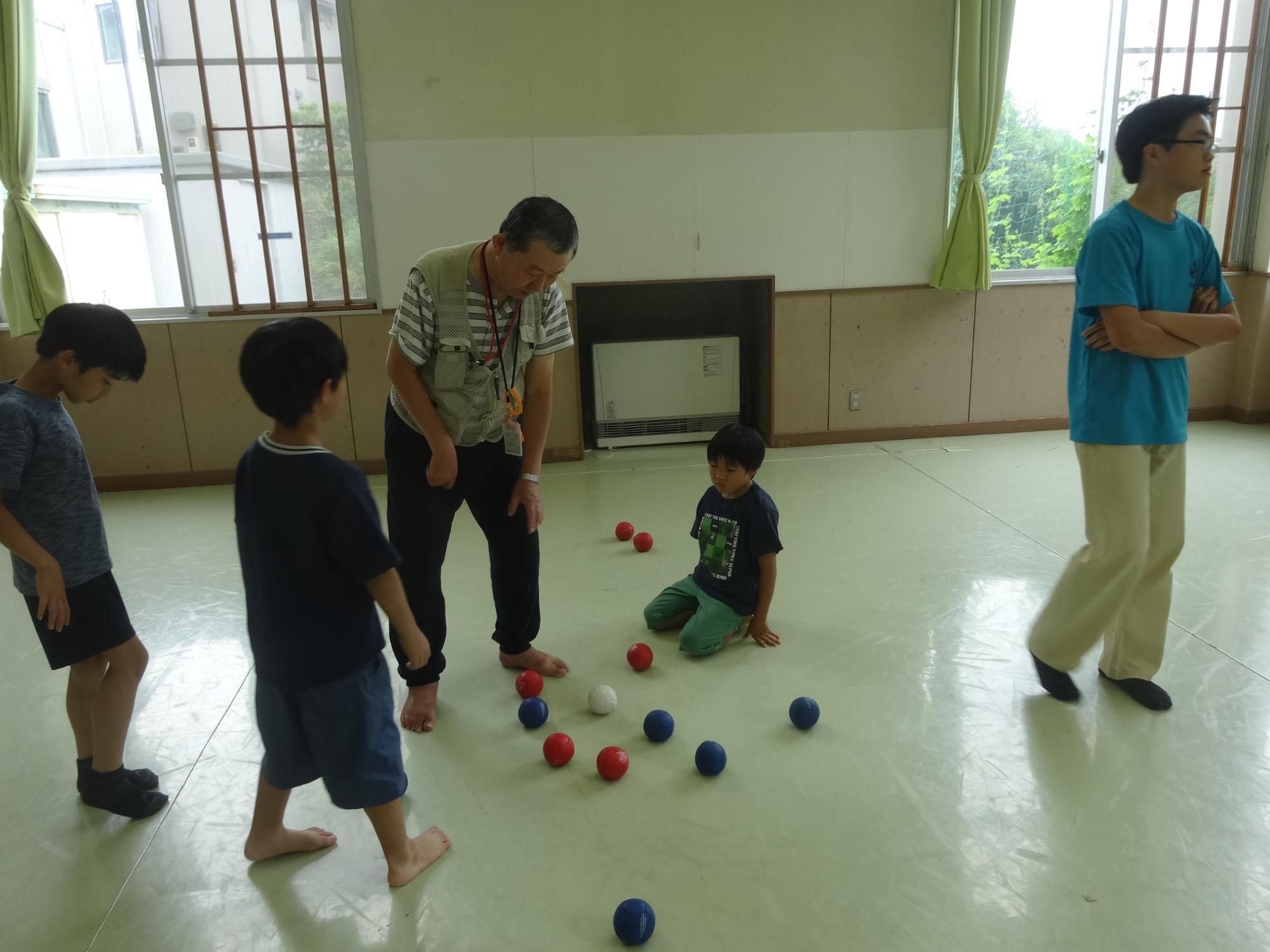得点を計算する先生と子どもたち