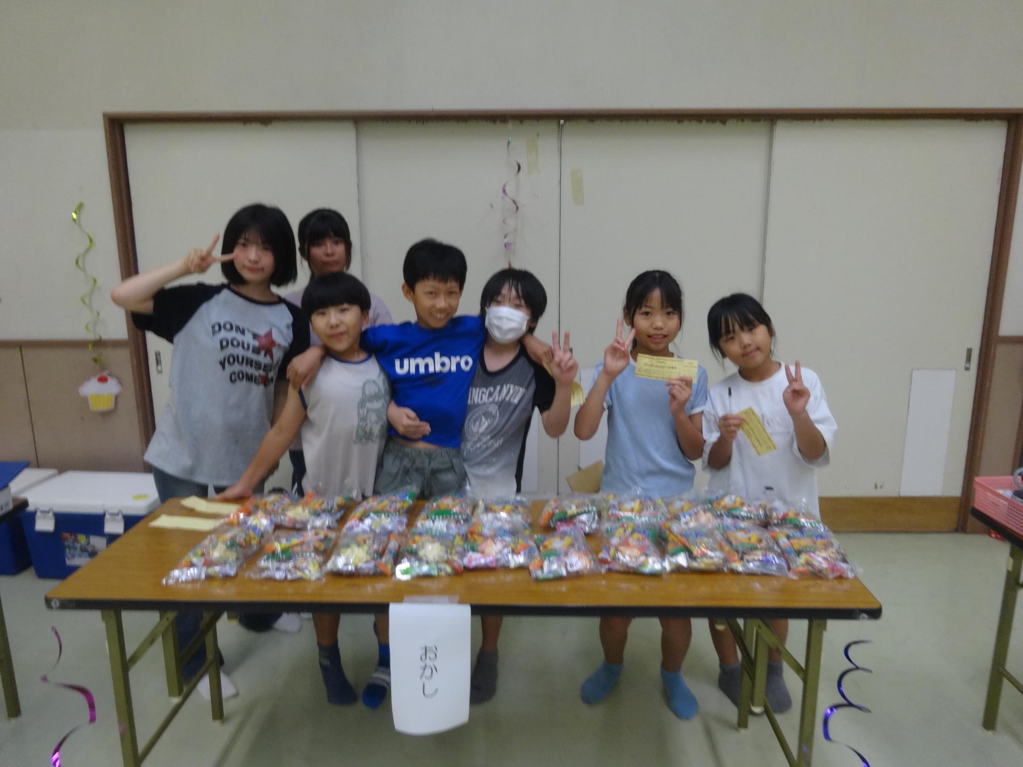 実行委員会の小学生とボランティアの高校生の写真