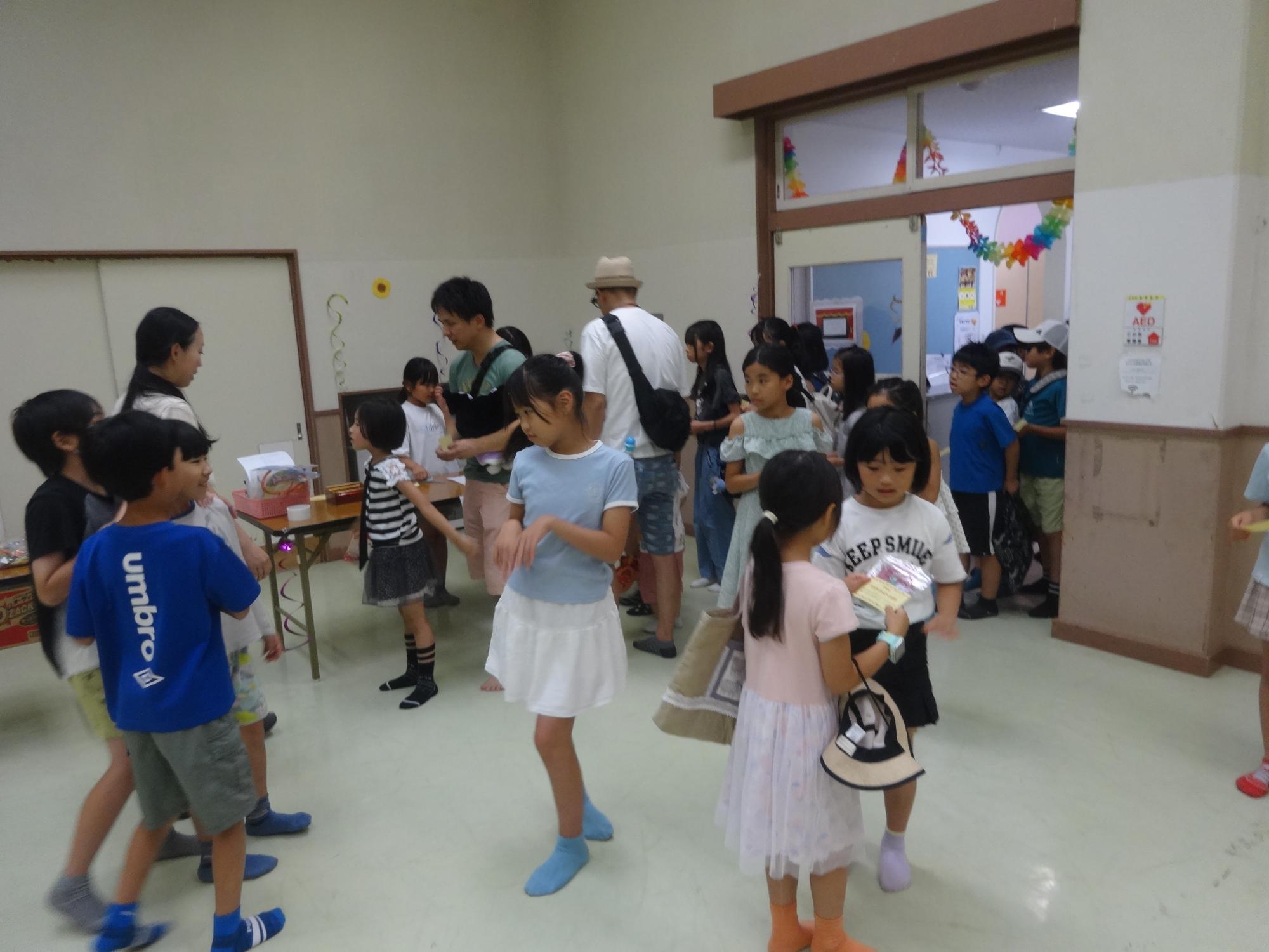 入場を開始して大勢の人たちが会場に入ってくる
