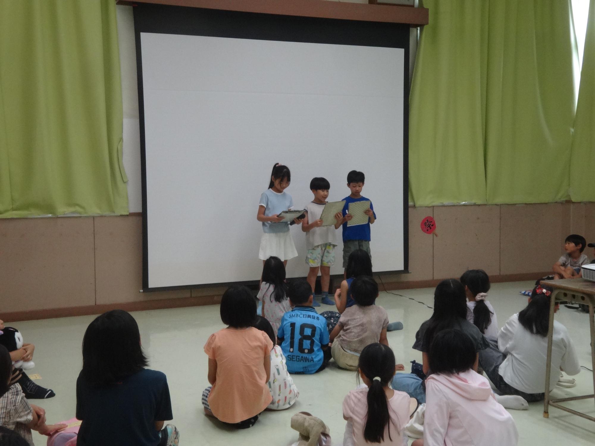はじめの言葉を話す実行委員会の3人