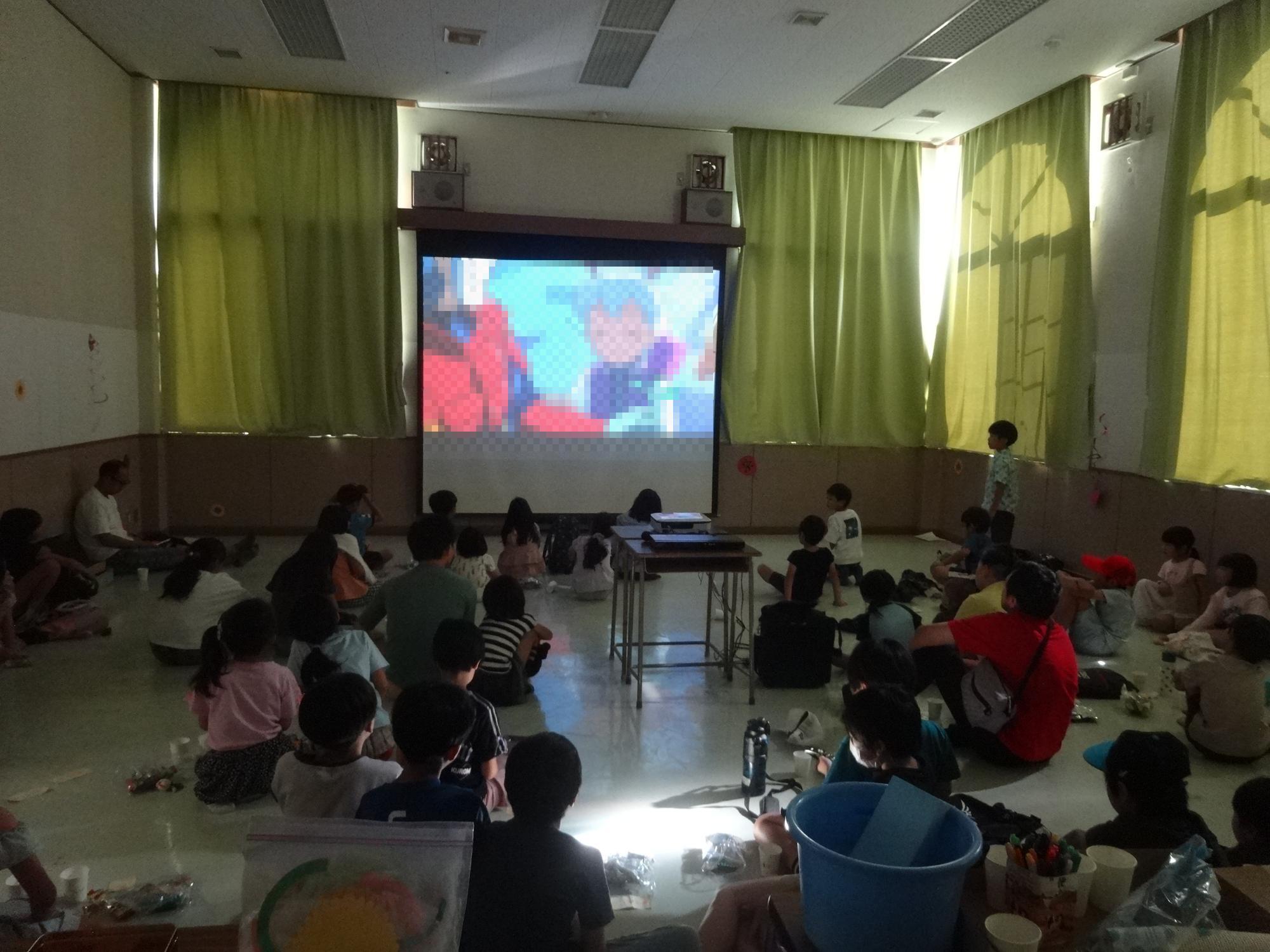 映画会が始まってみんなで鑑賞している