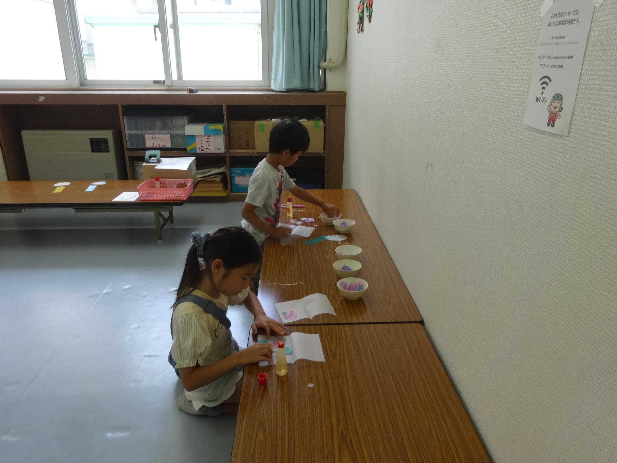 風鈴サンキャッチャーを作る子どもたち