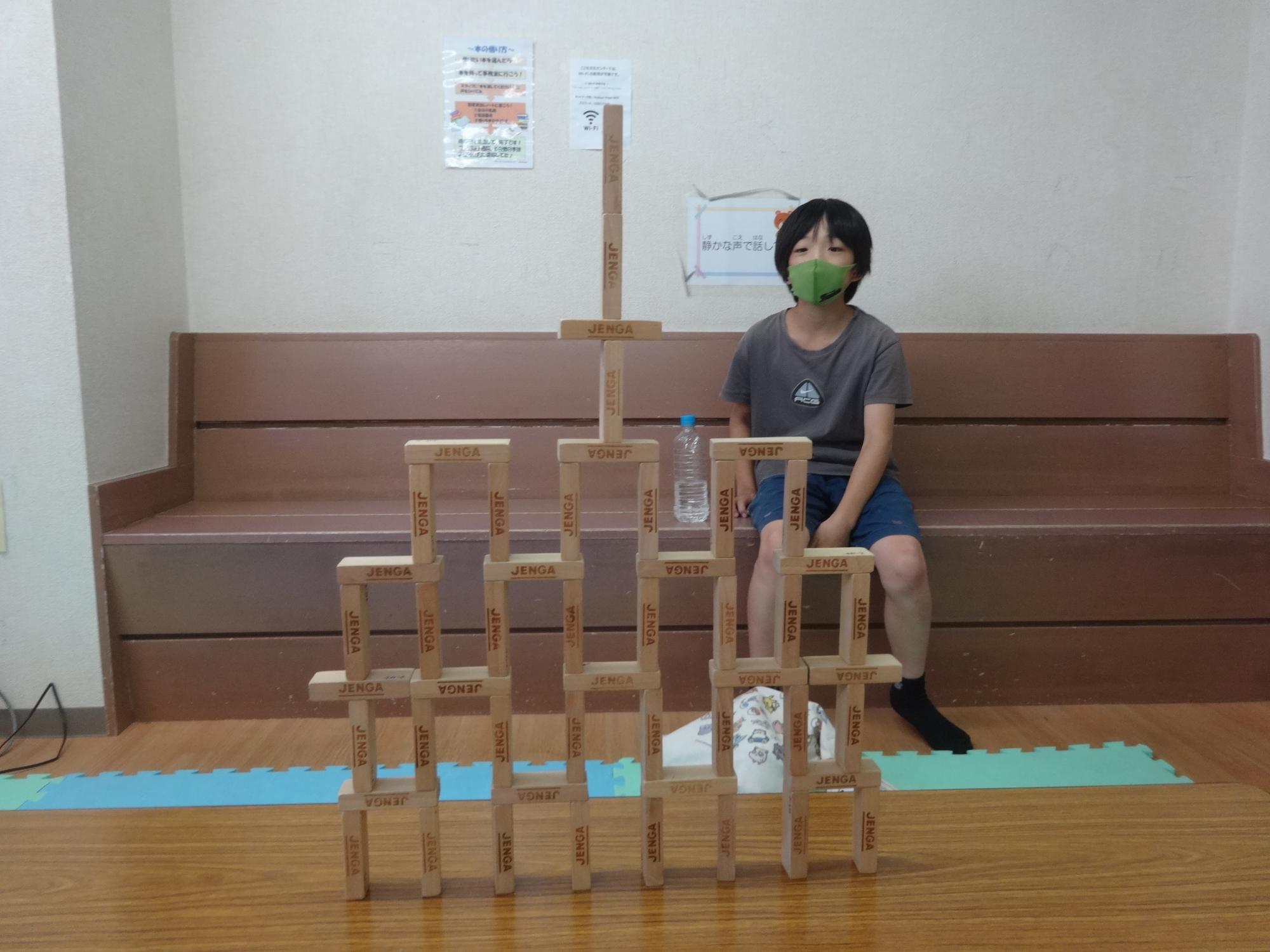 小学生がジェンガのコマを使って作ったタワー