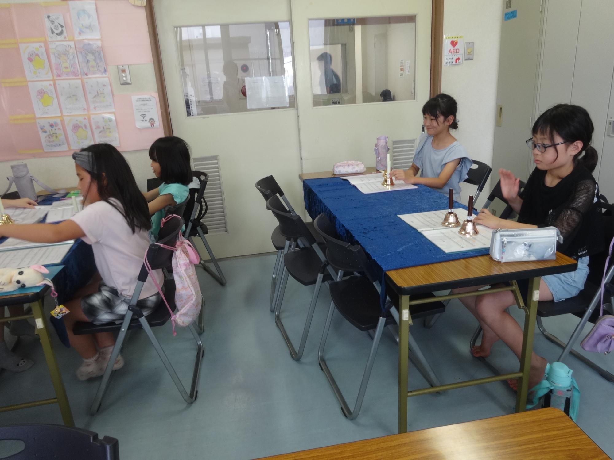 ハンドベルの練習をする小学生たち