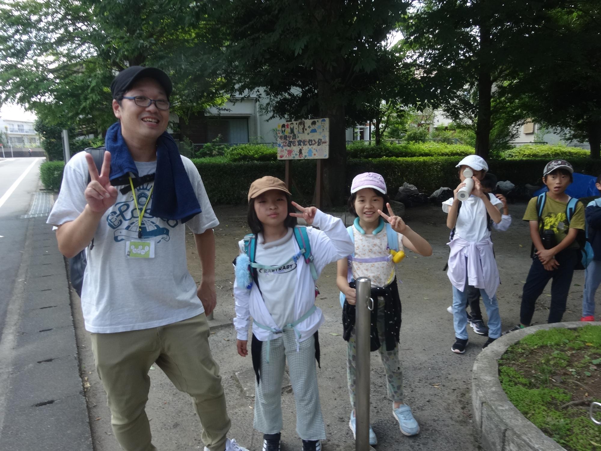 ブルーベリー農園に出発する館長と子どもたち