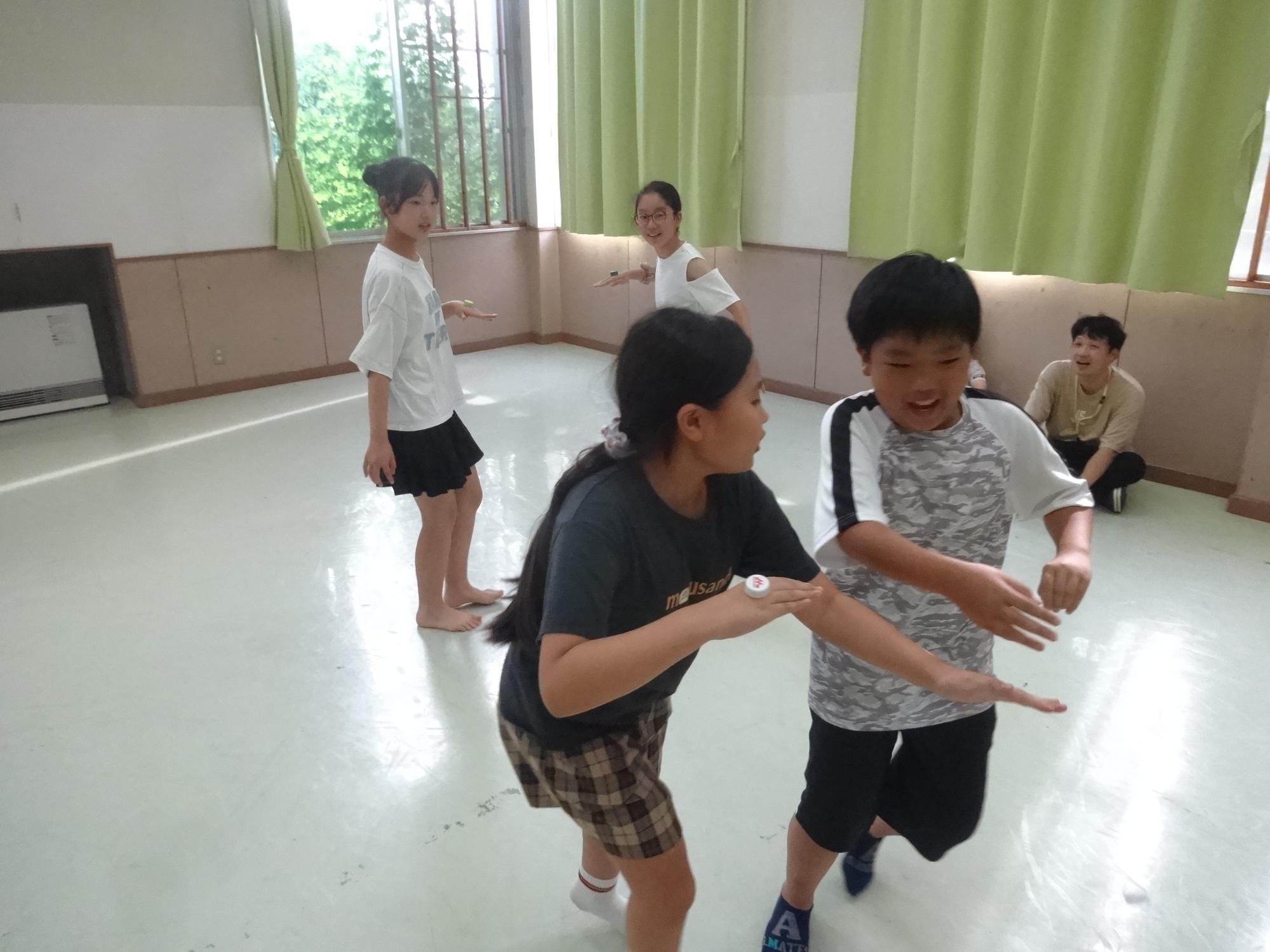 キャップ落としをする子どもたち