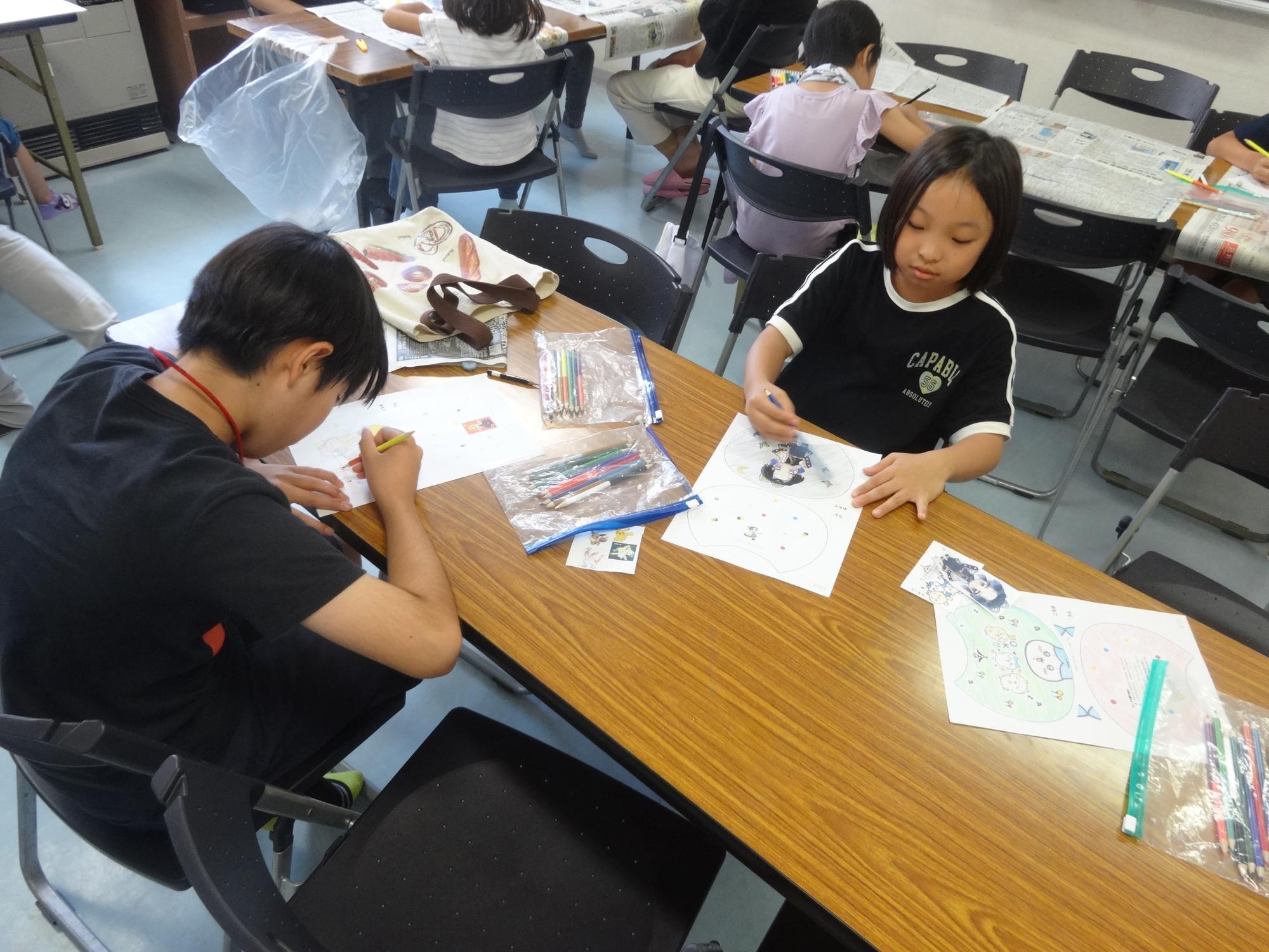 うちわを作る小学生たち