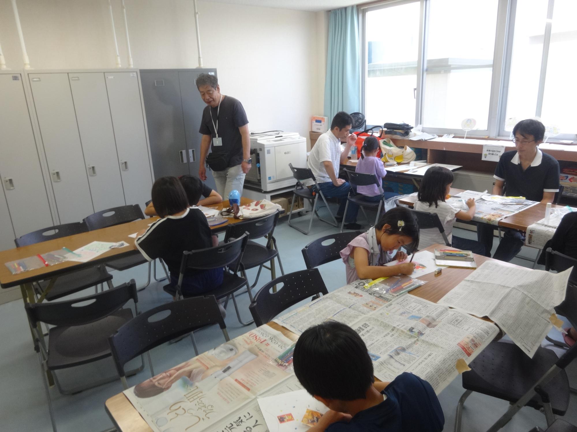 うちわを作る小学生たち
