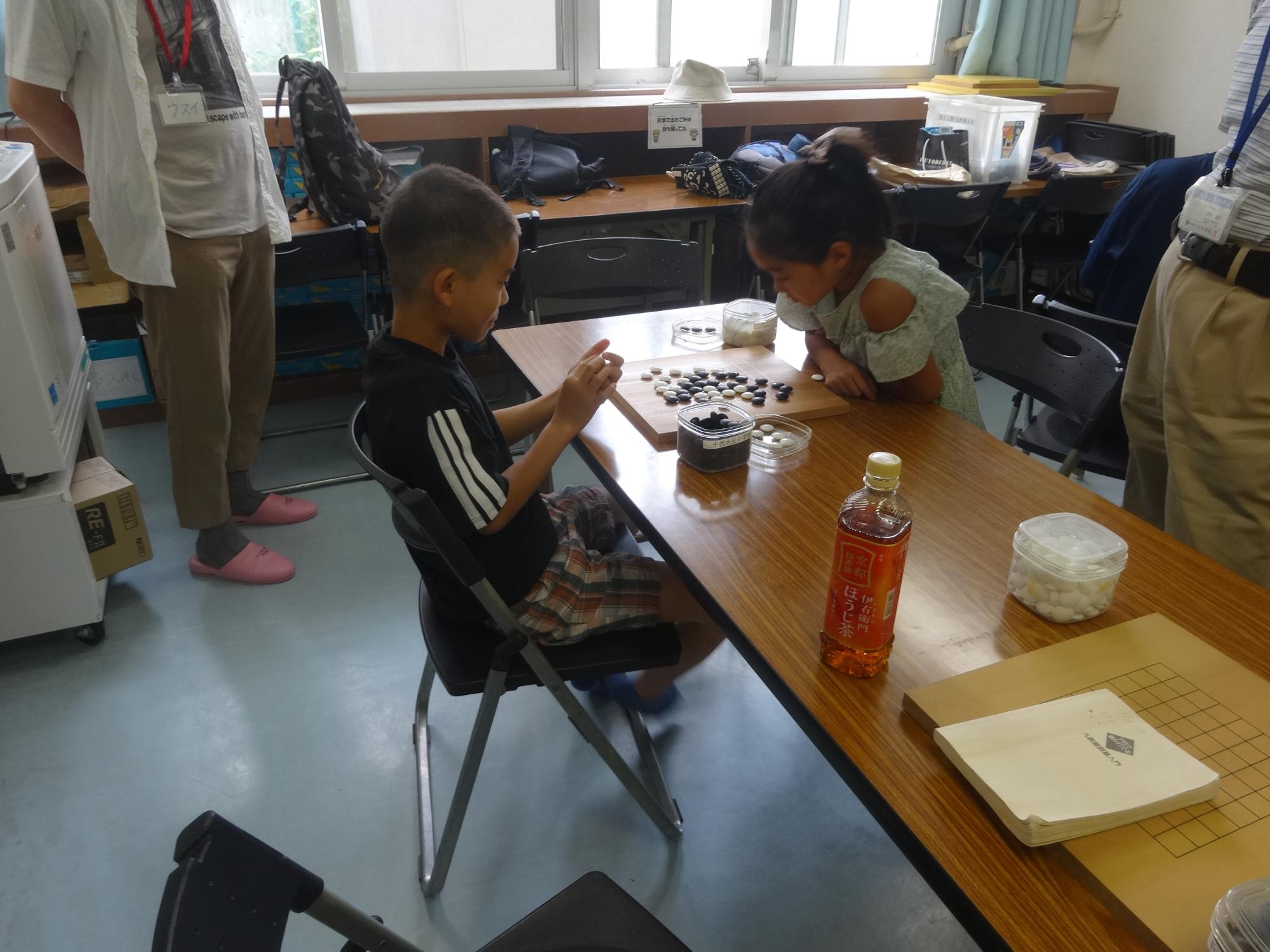 小学生同士で囲碁をしている写真