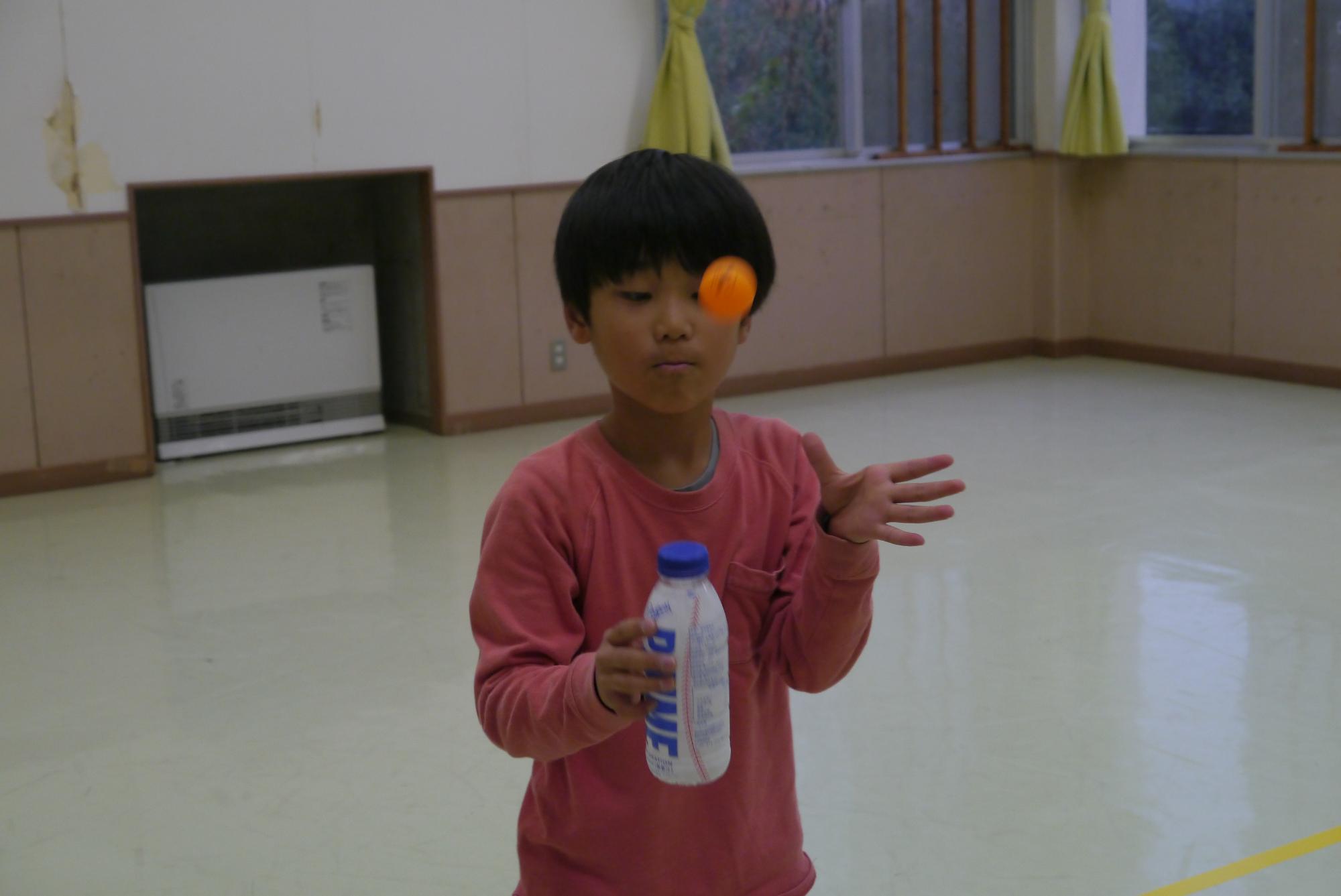 「ピンポン弾ませ」にチャレンジする小学生男子の写真