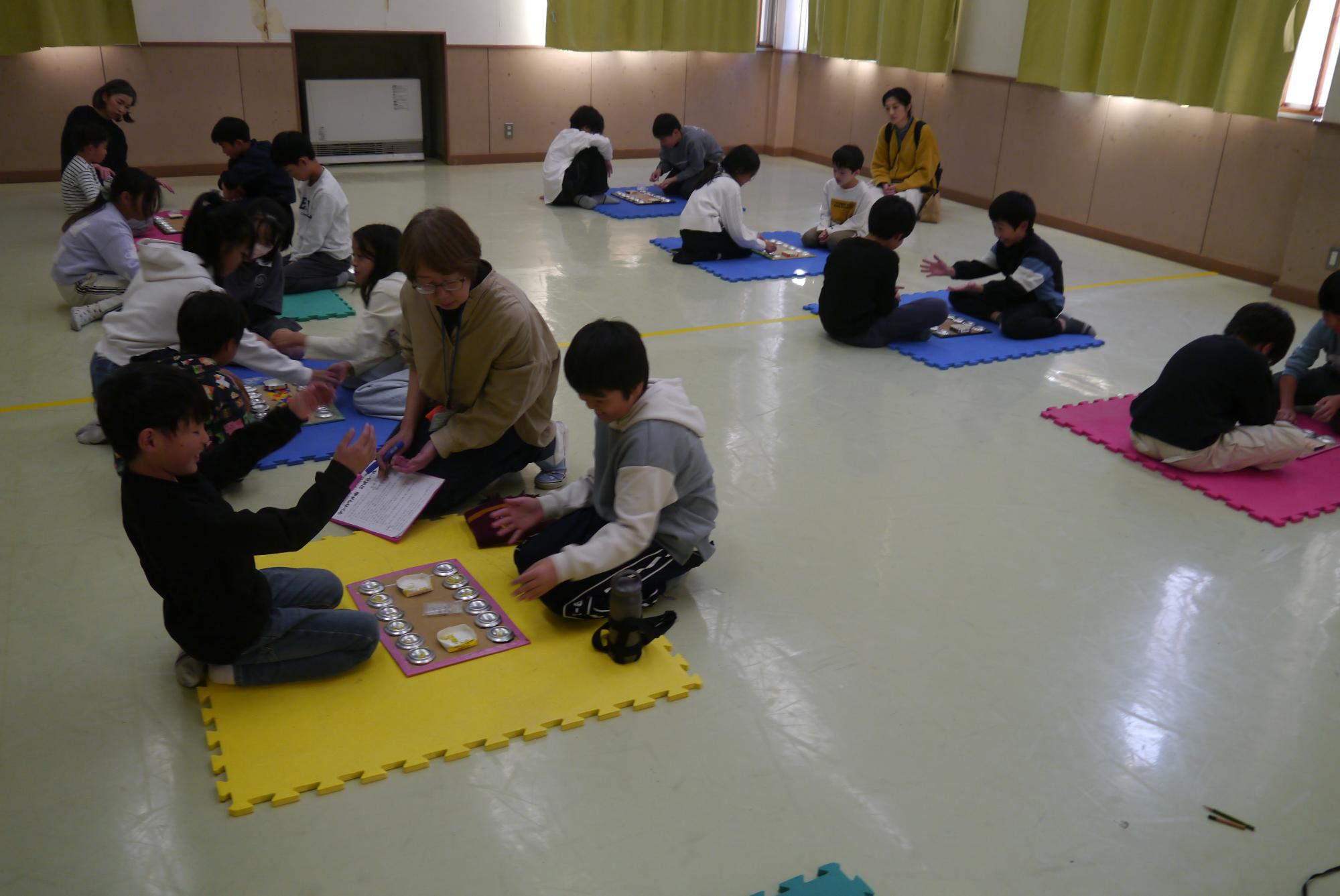 マンカラをする小学生の写真