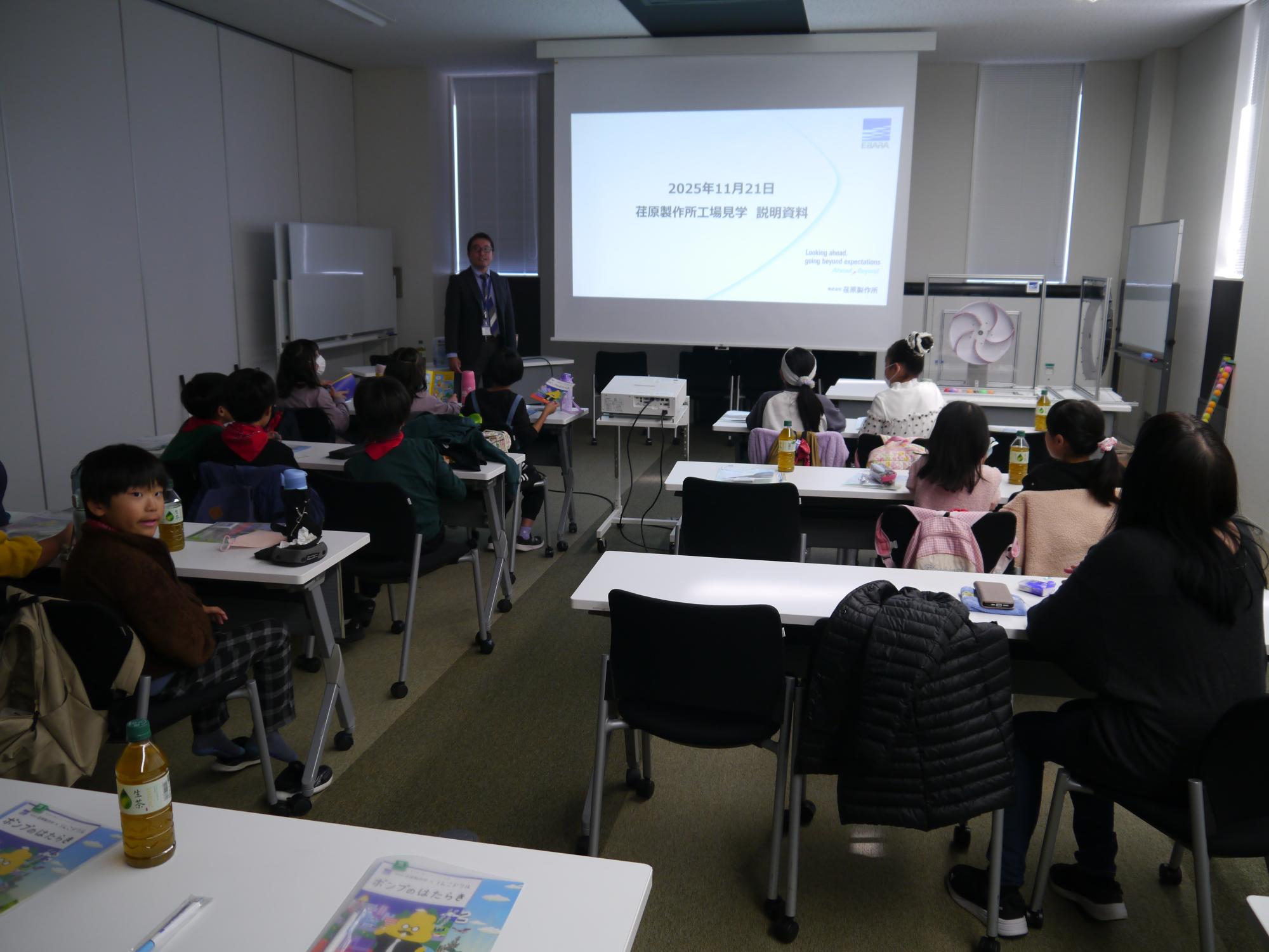 工場の人から説明を聞く子どもたちの写真