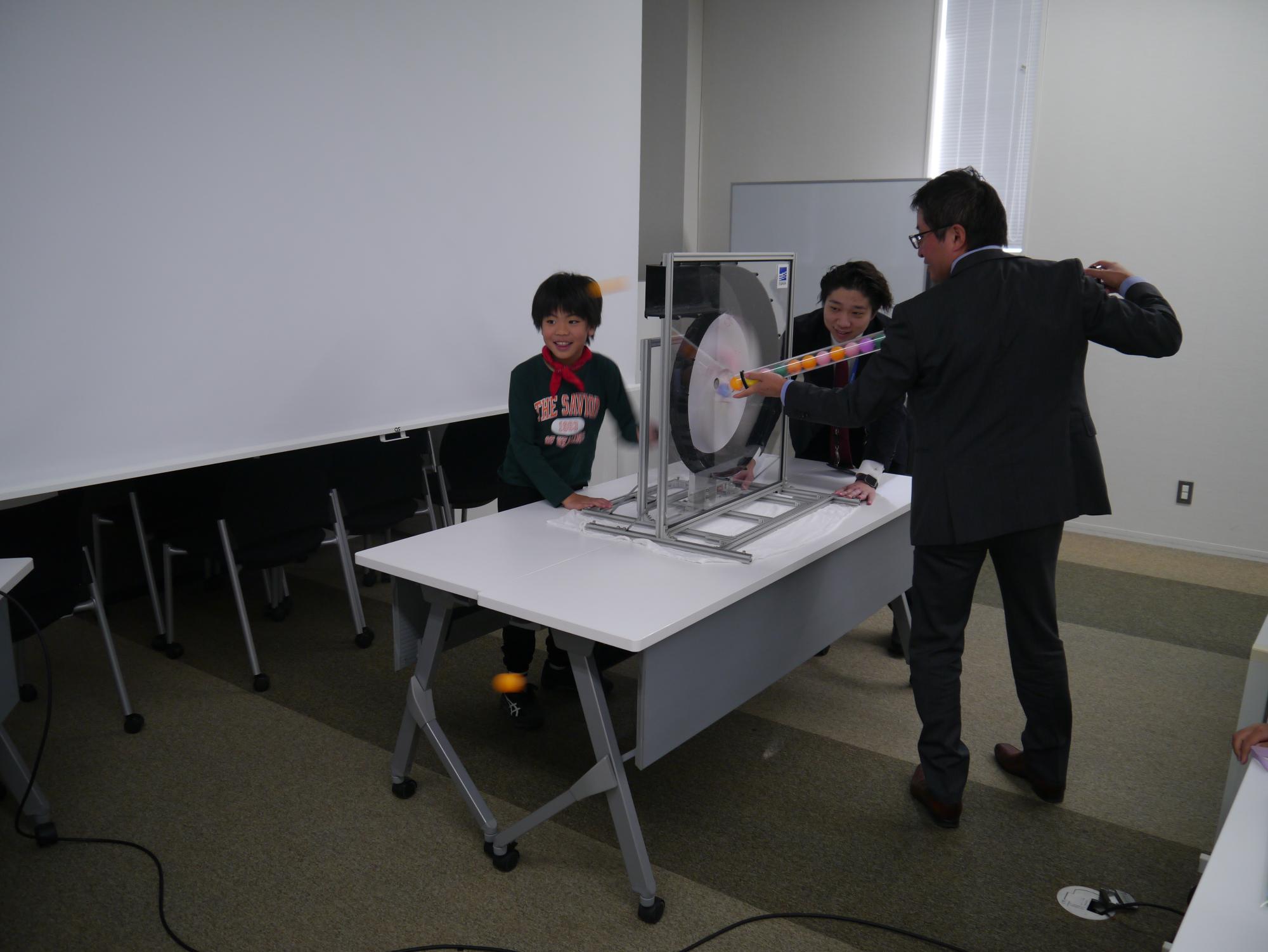 実験に参加する小学生男子の写真