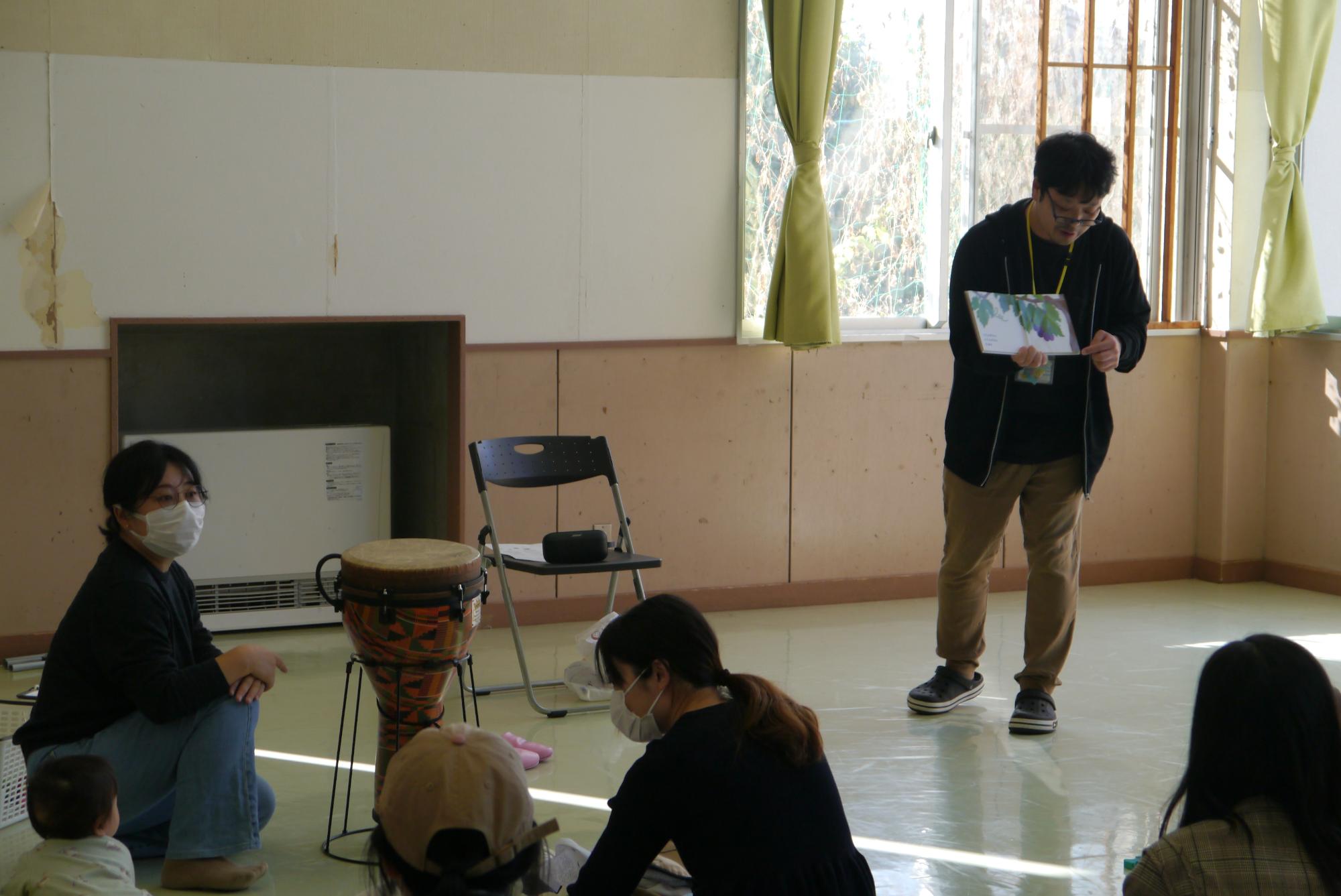 絵本「くだものさん」のお話を読む館長の写真