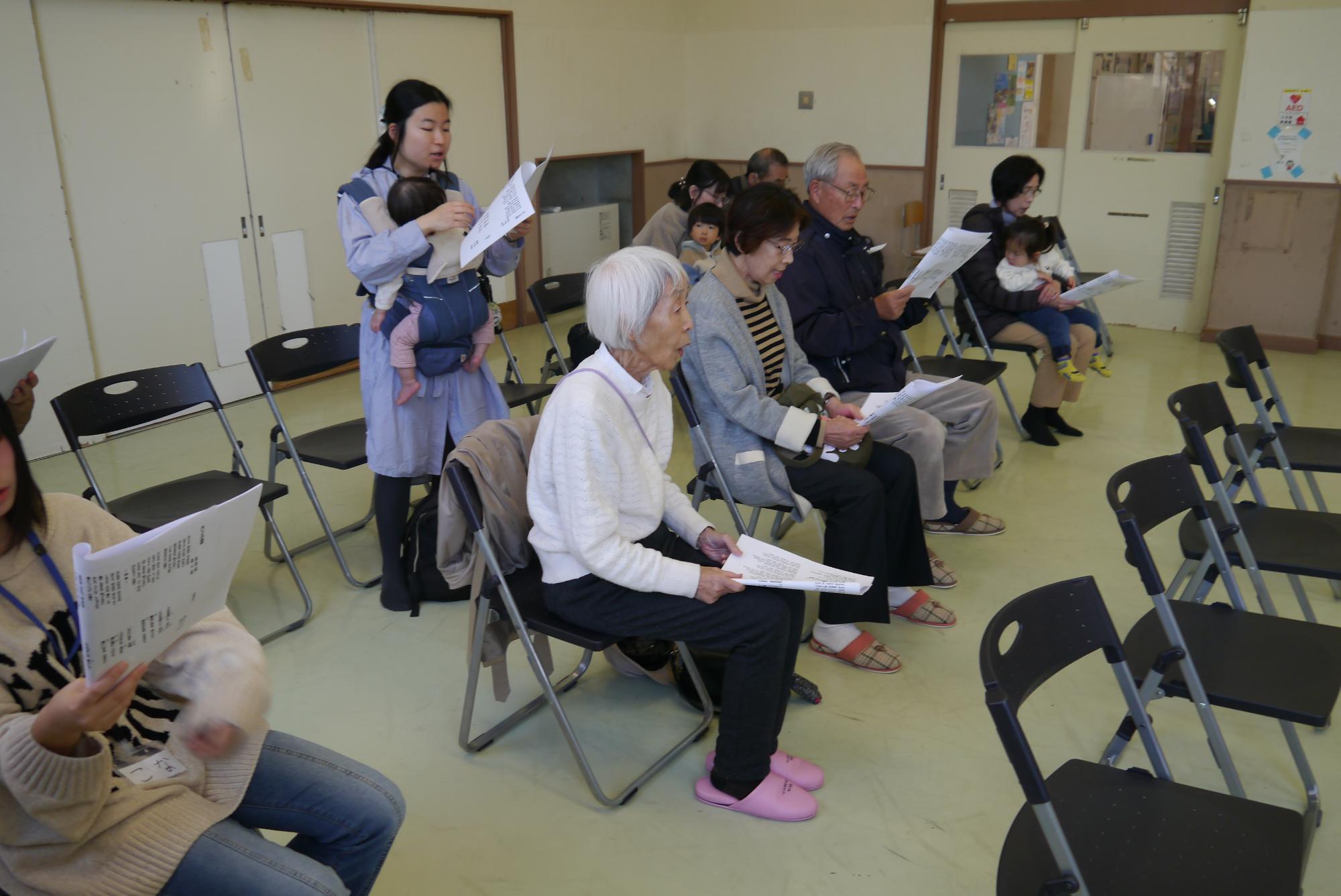 多世代の参加者が一緒に歌う写真