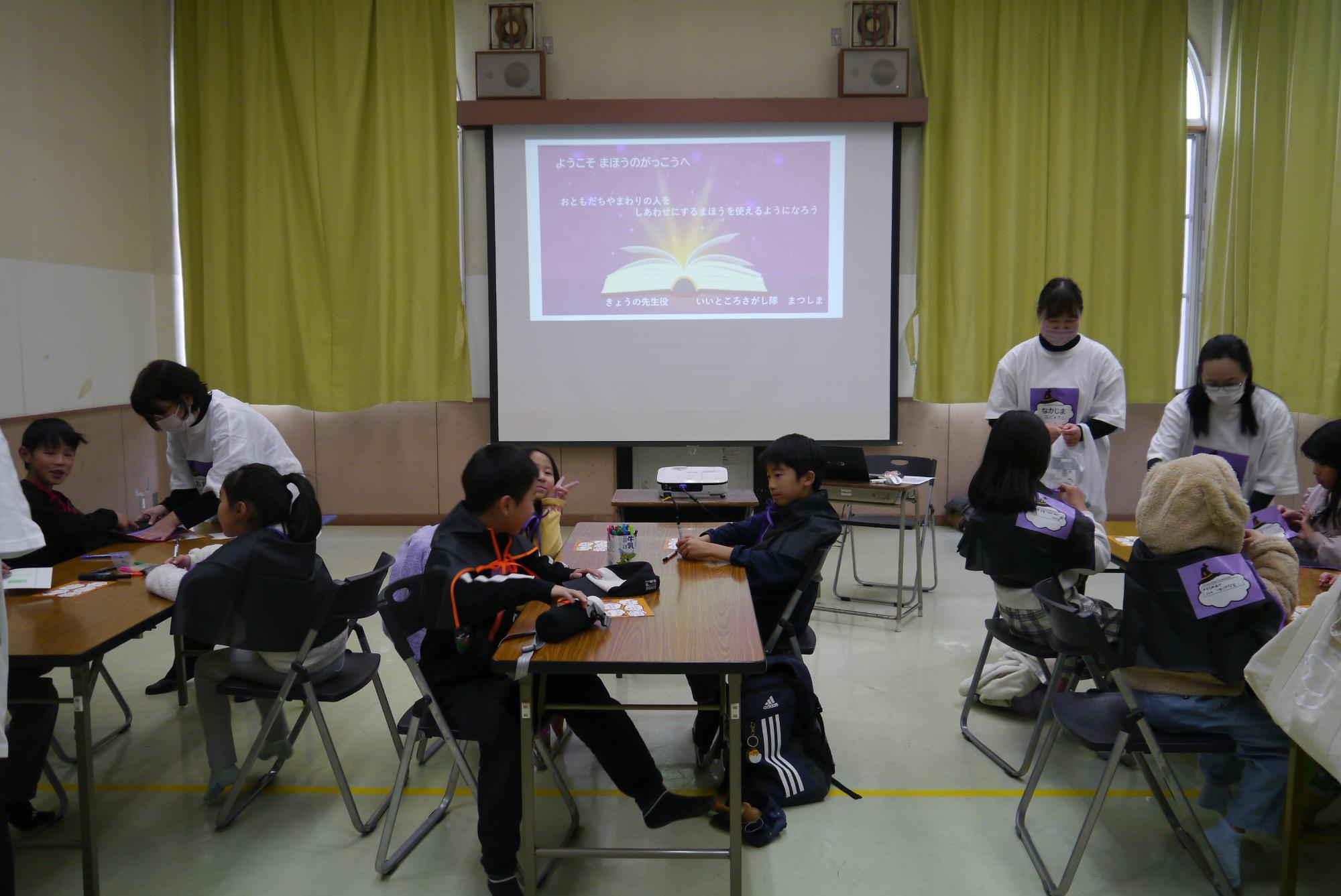 カードに自分の名前と好きな食べ物を書いている参加者の小学生