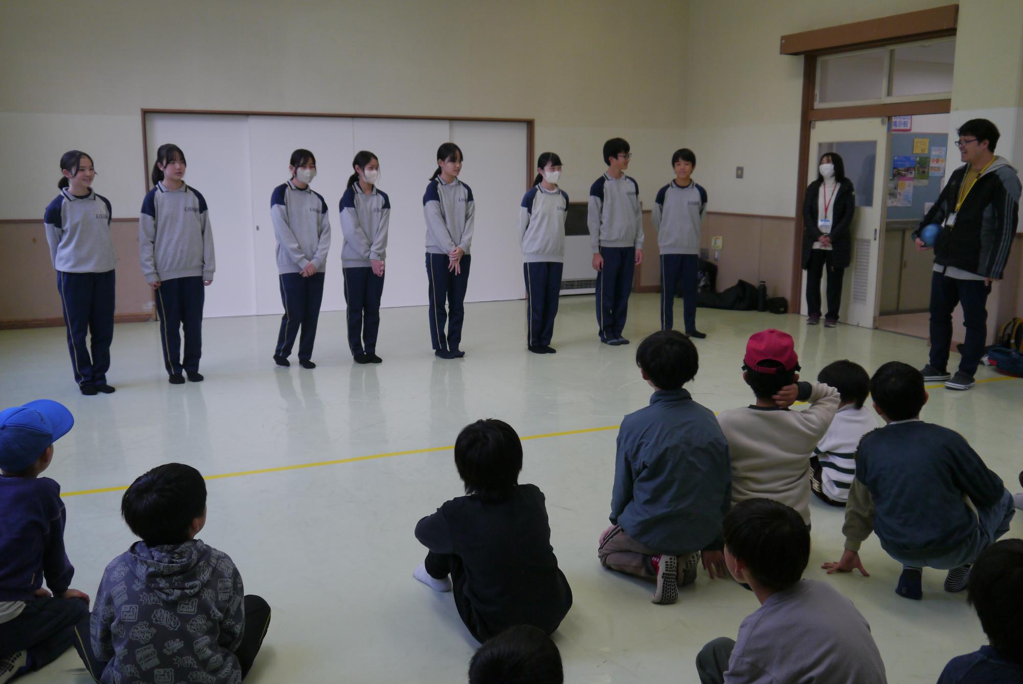 小学生に自己紹介をしている中学生8人