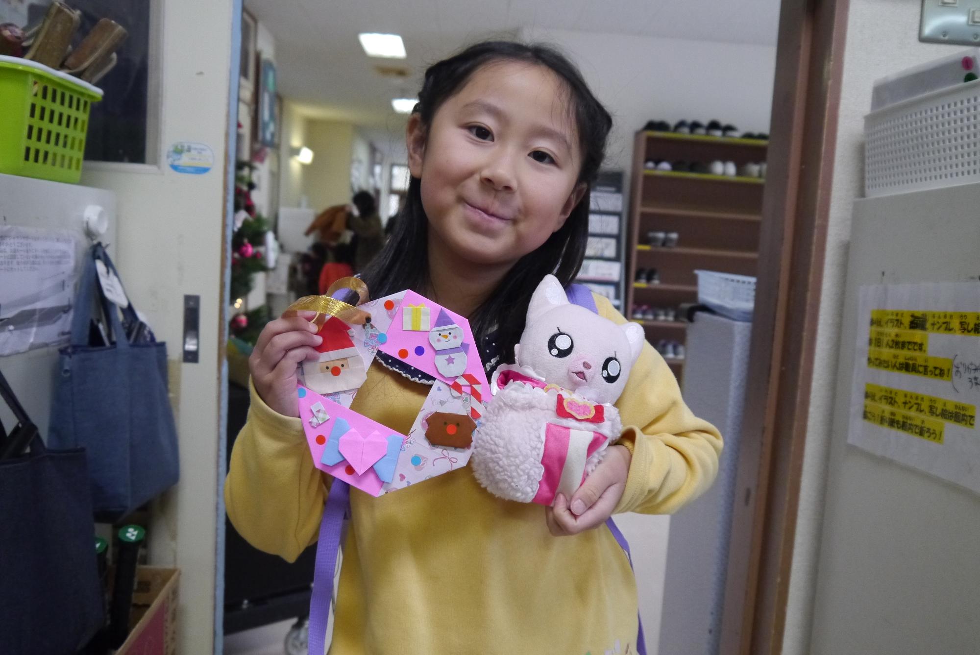 クリスマスリースを作ってご機嫌の小学生