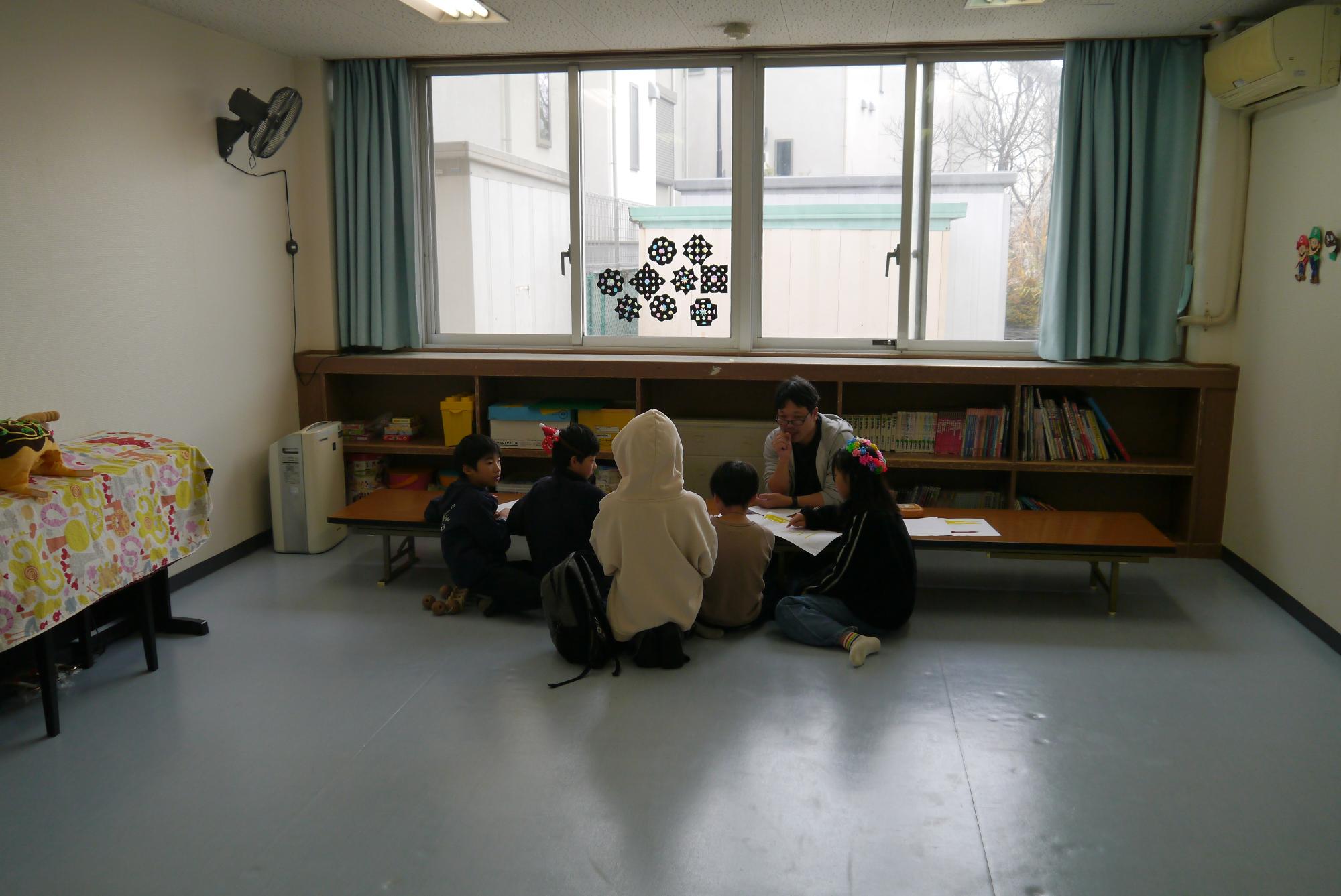 ゲームの打ち合わせをする子どもたち