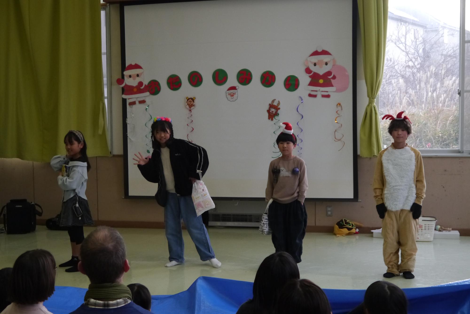 人間まちがい探しをする4人の小学生