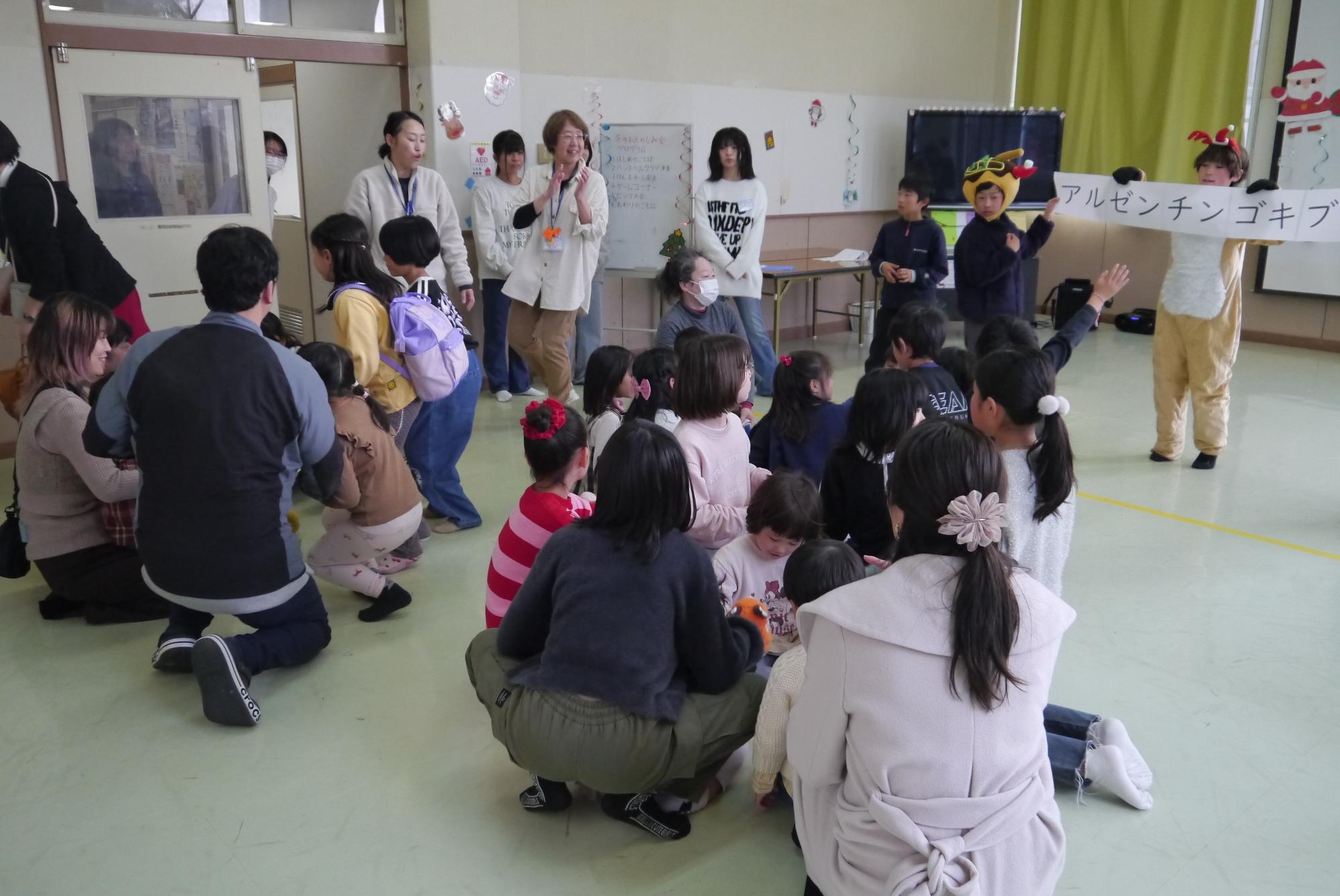 全員で「猛獣狩りに行こうよ」のあそびをして10人組を作っている