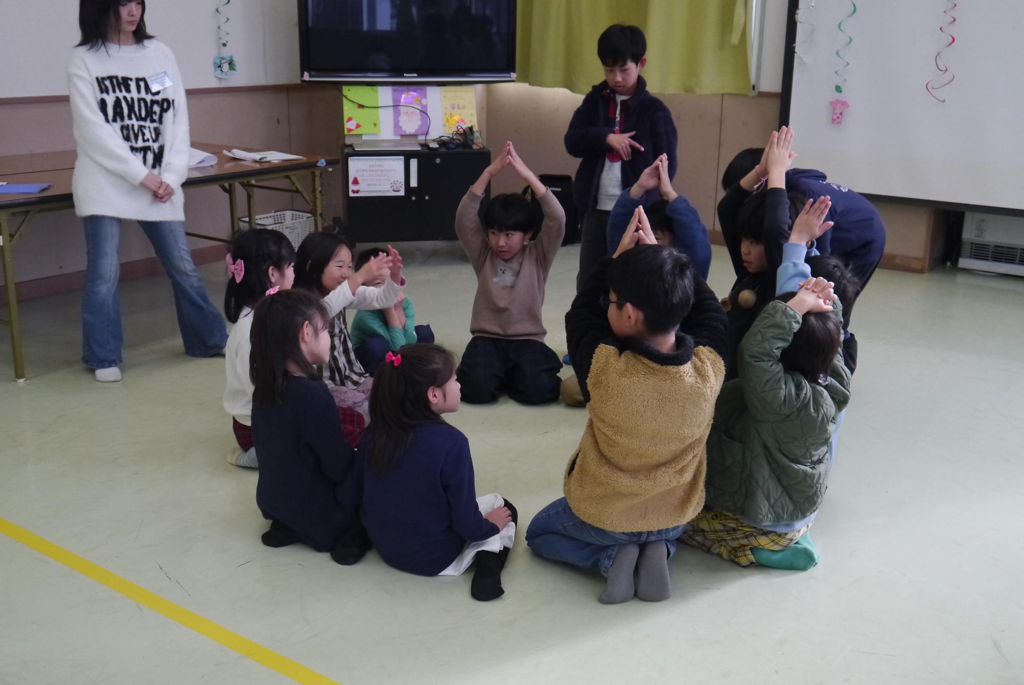 全員で「たけのこニョッキッキ」をしている写真