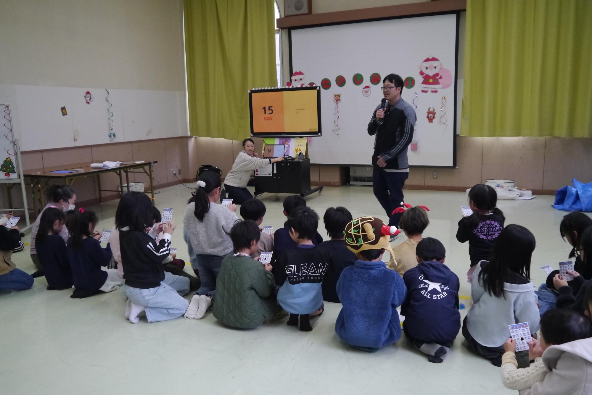 モニターに映し出される数字を見て歓声をあげる子どもたち