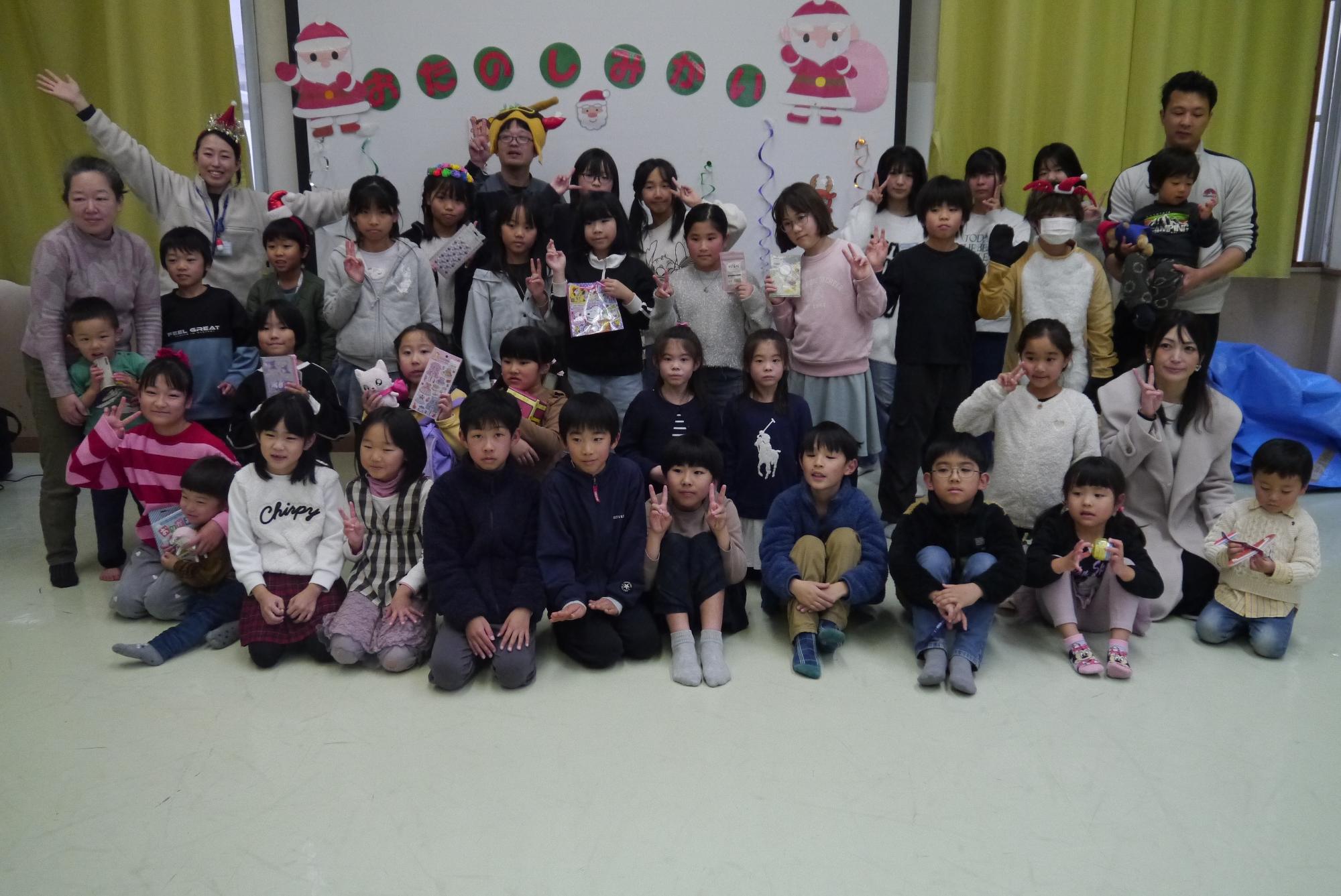 おたのしみ会の最後にみんなで集合写真を撮りました