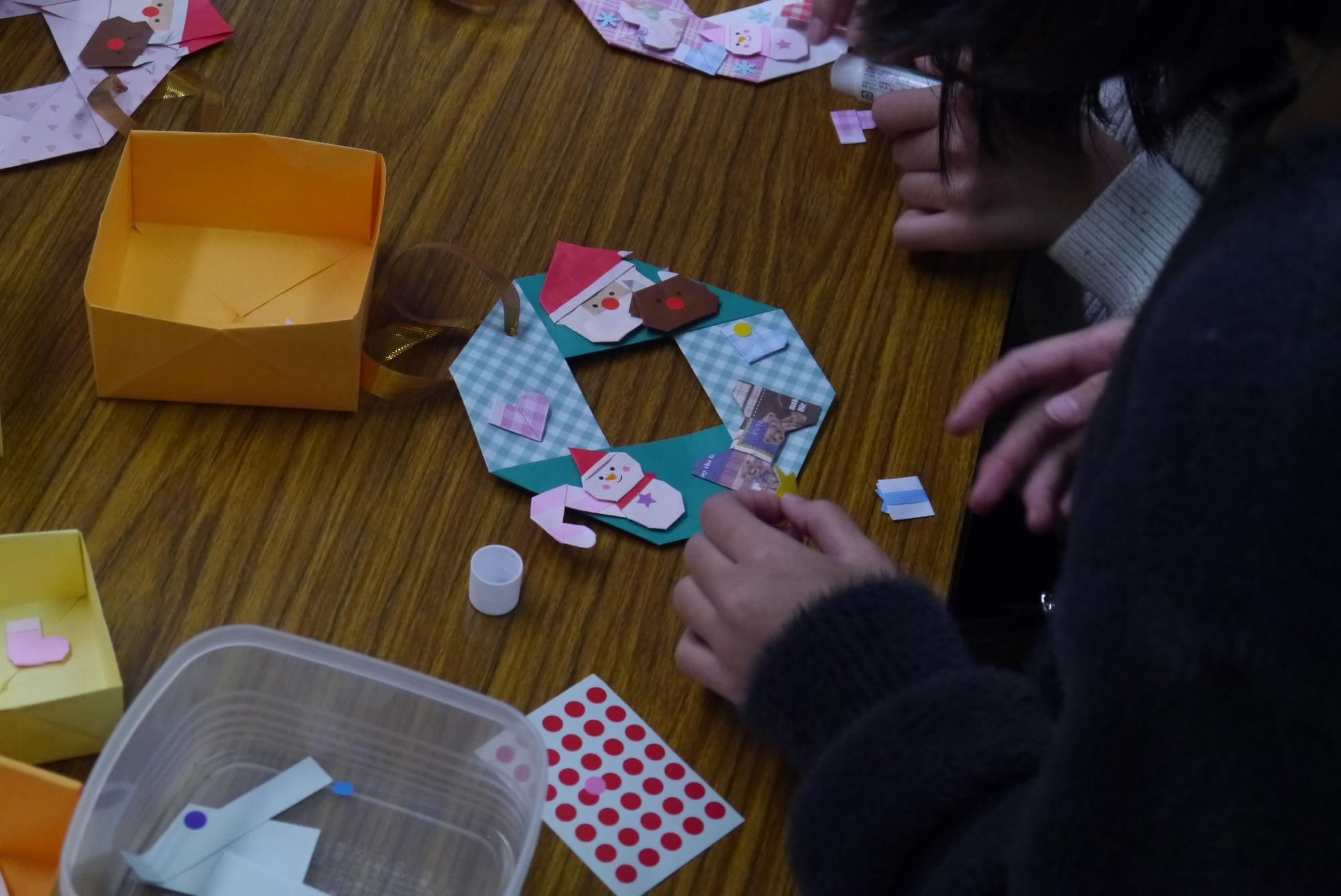 リース作りをする小学生