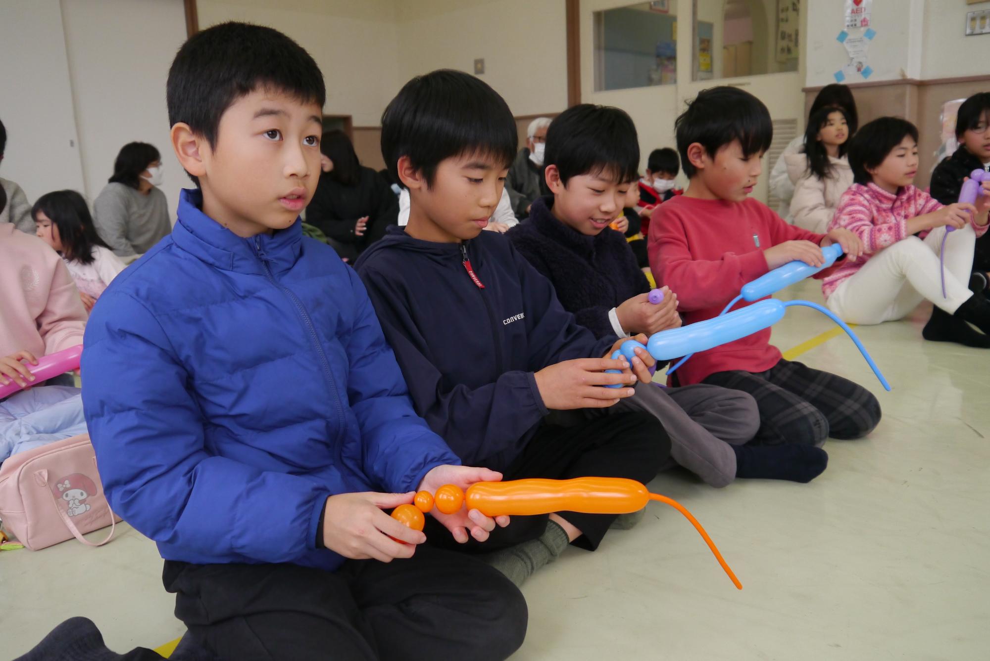 バルーンアートに挑戦する小学生4人