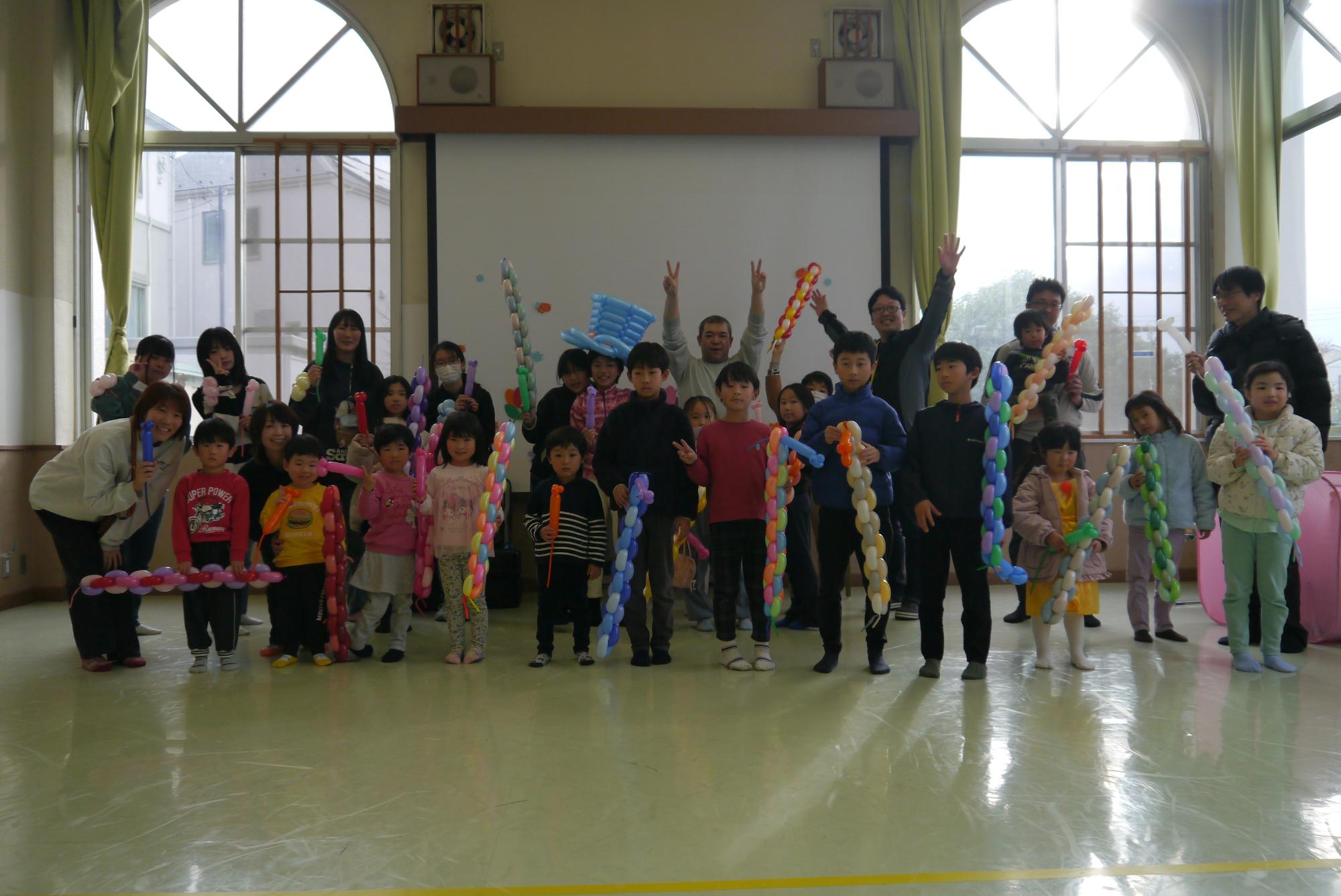 講師からプレゼントされたバルーンアート作品も一緒に集合写真を撮りました