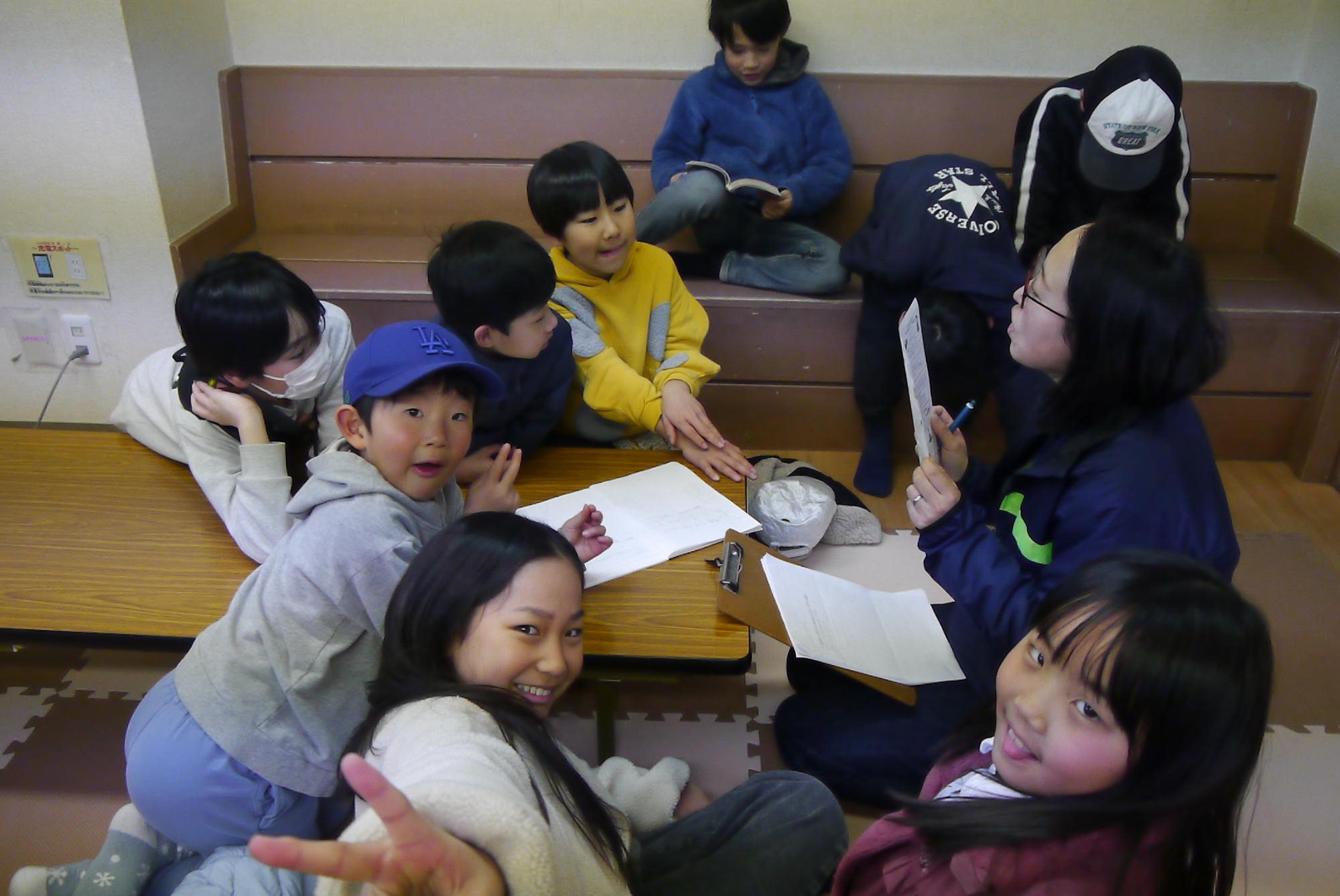 楽しいイベントになるように話し合いを重ねる小学生の写真