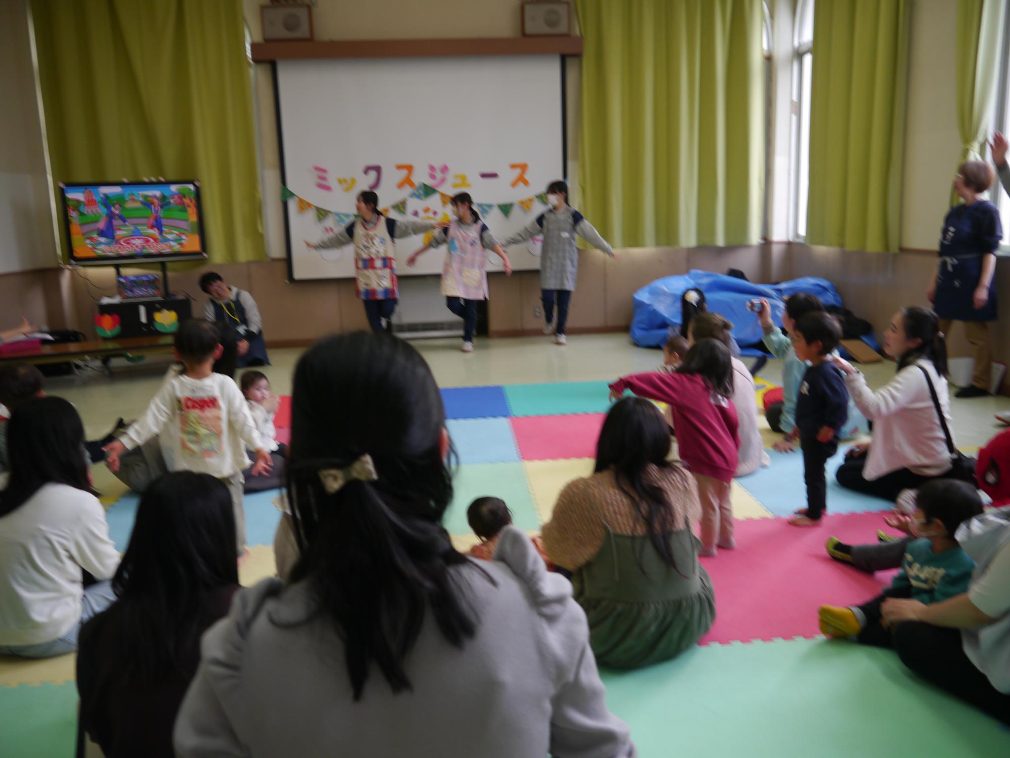 ダンスをする中学生