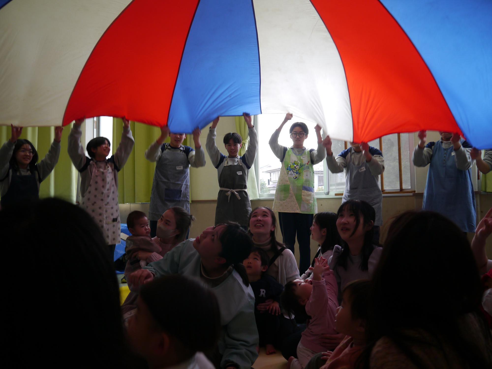 パラバルーンを動かす中学生