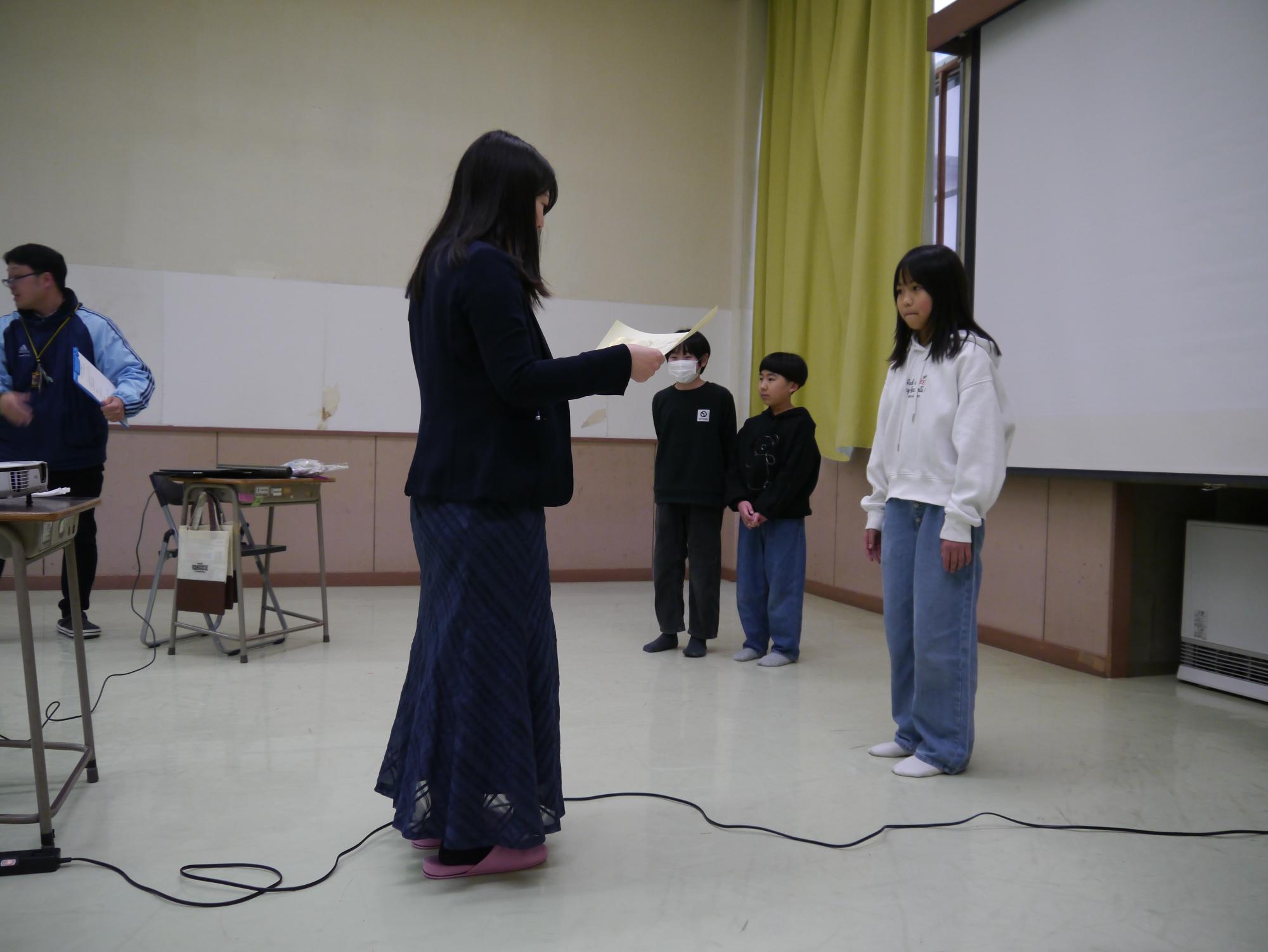 表彰状を受け取る小学5年生の女の子