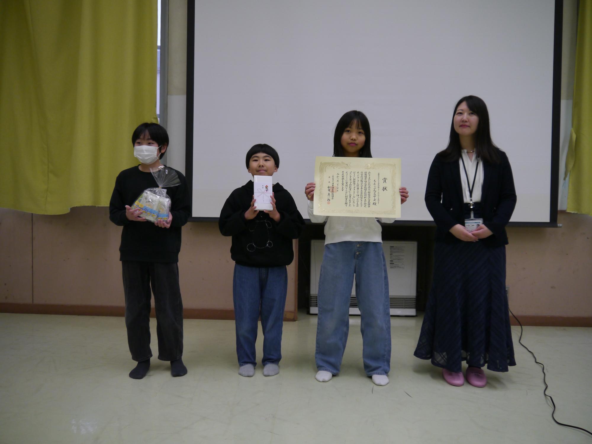 安全マップを作った「ちよこぶんブラザーズ」の3人と日本損害保険のスタッフ