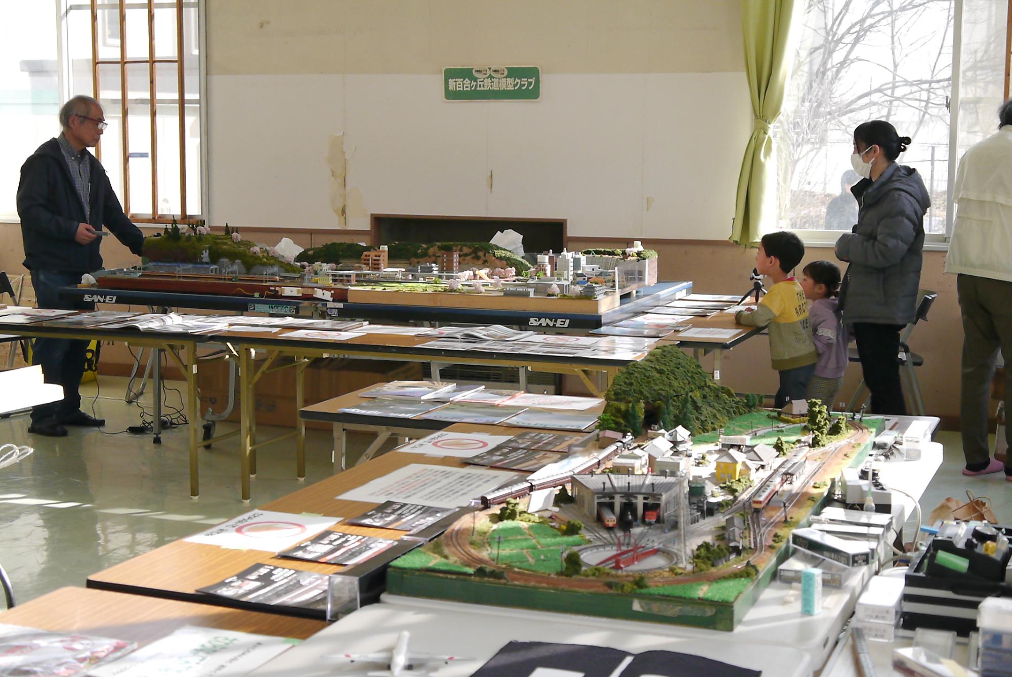 鉄道模型をみる幼児親子