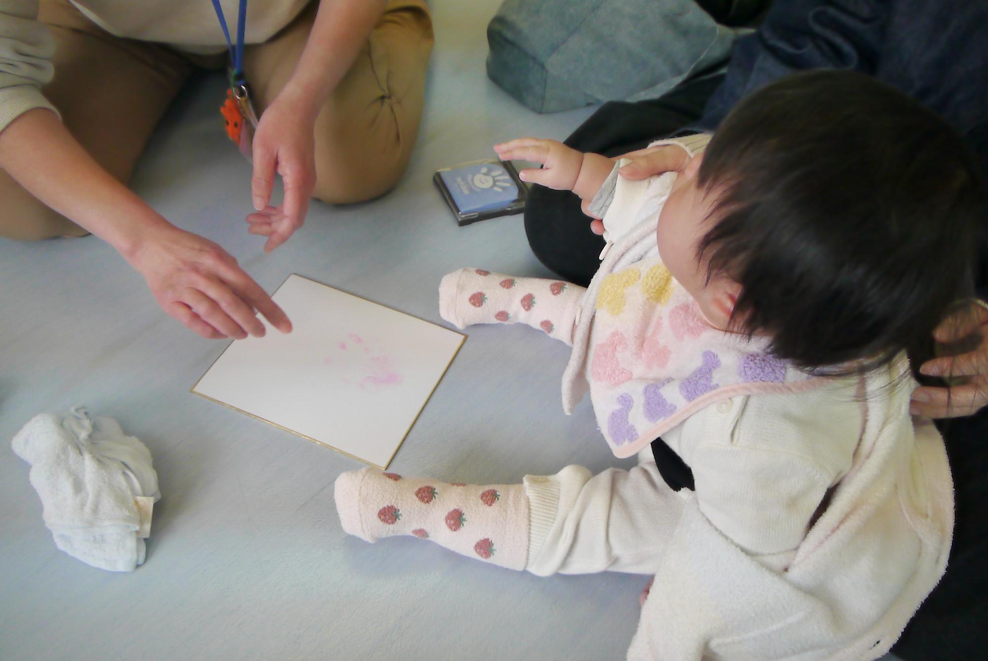手形をとる0才児