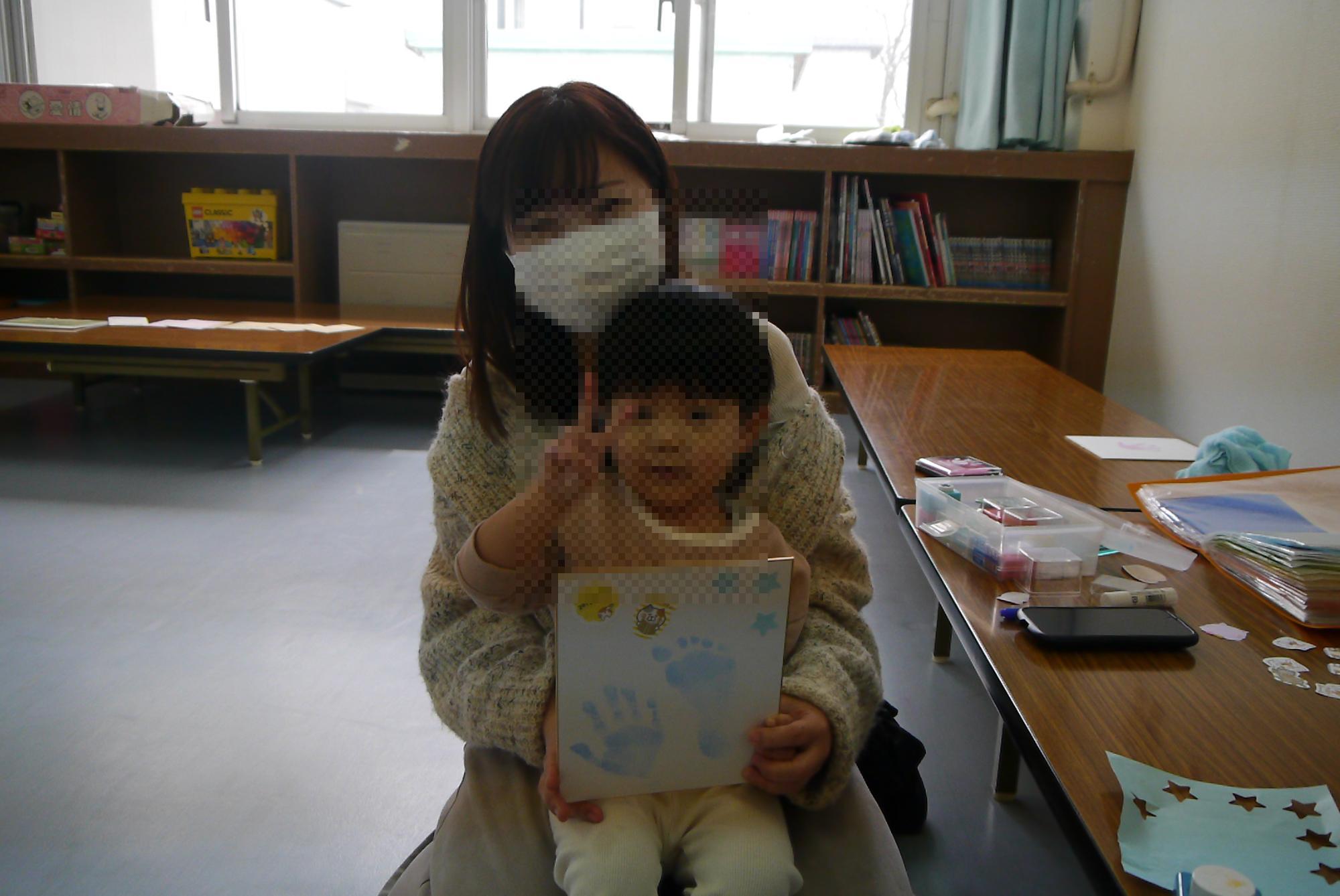 手形アートと幼児親子