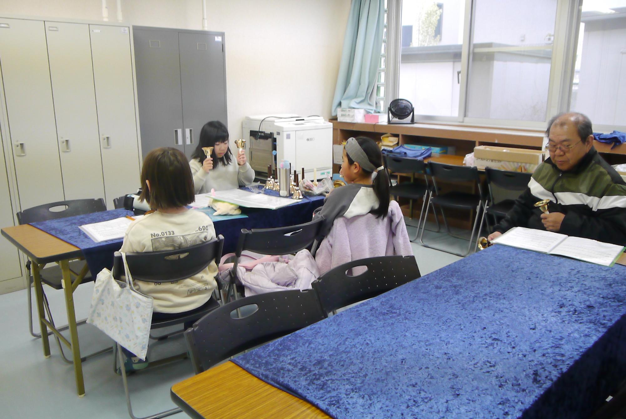 ハンドベルの練習をするメンバーと先生