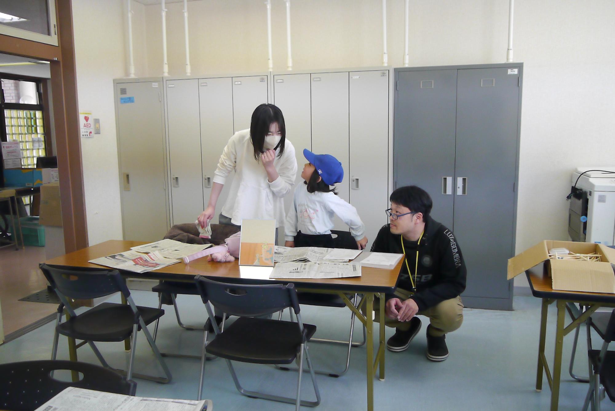 親子で相談しながら作る様子